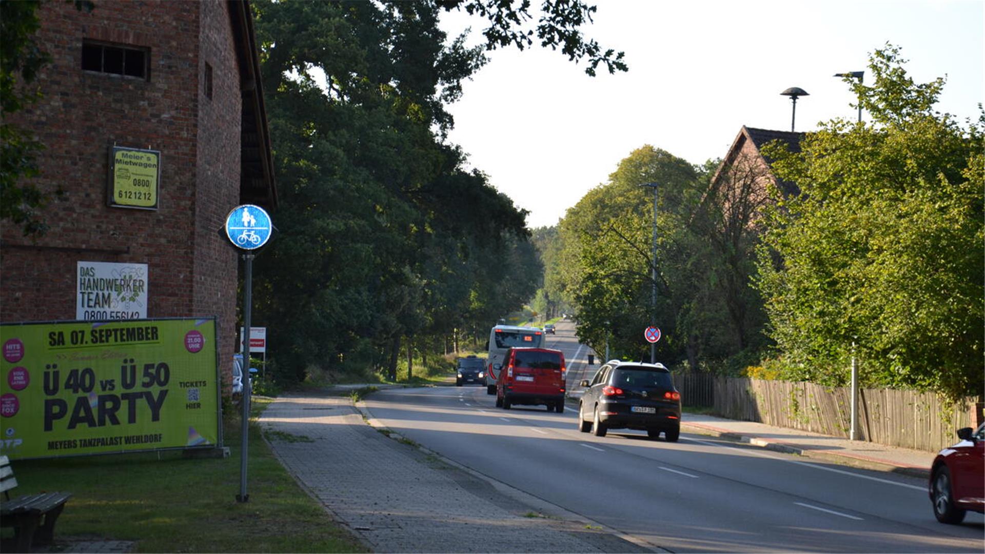 Autos auf der B 71 in Wehldorf