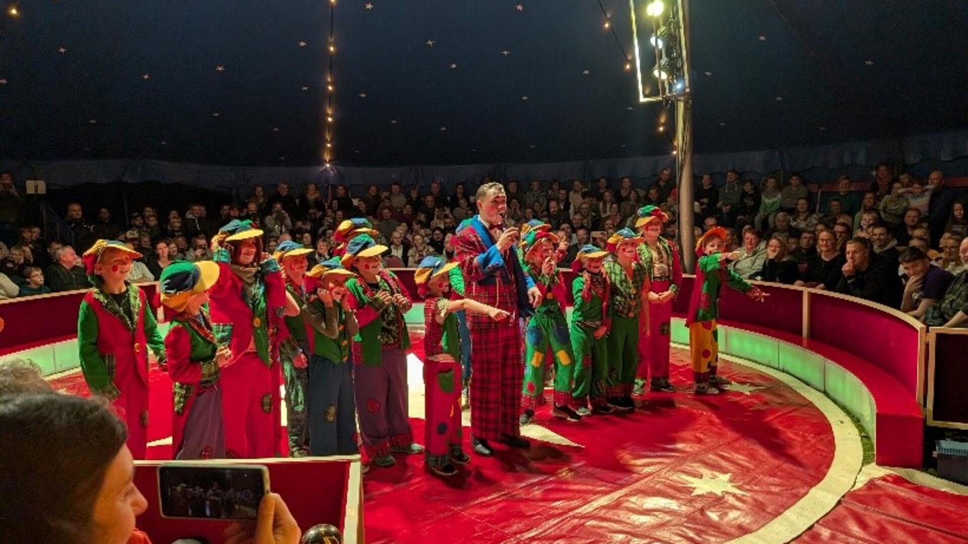 Die Grundschüler traten in der Zirkusmanege vor Eltern und Gästen auf.