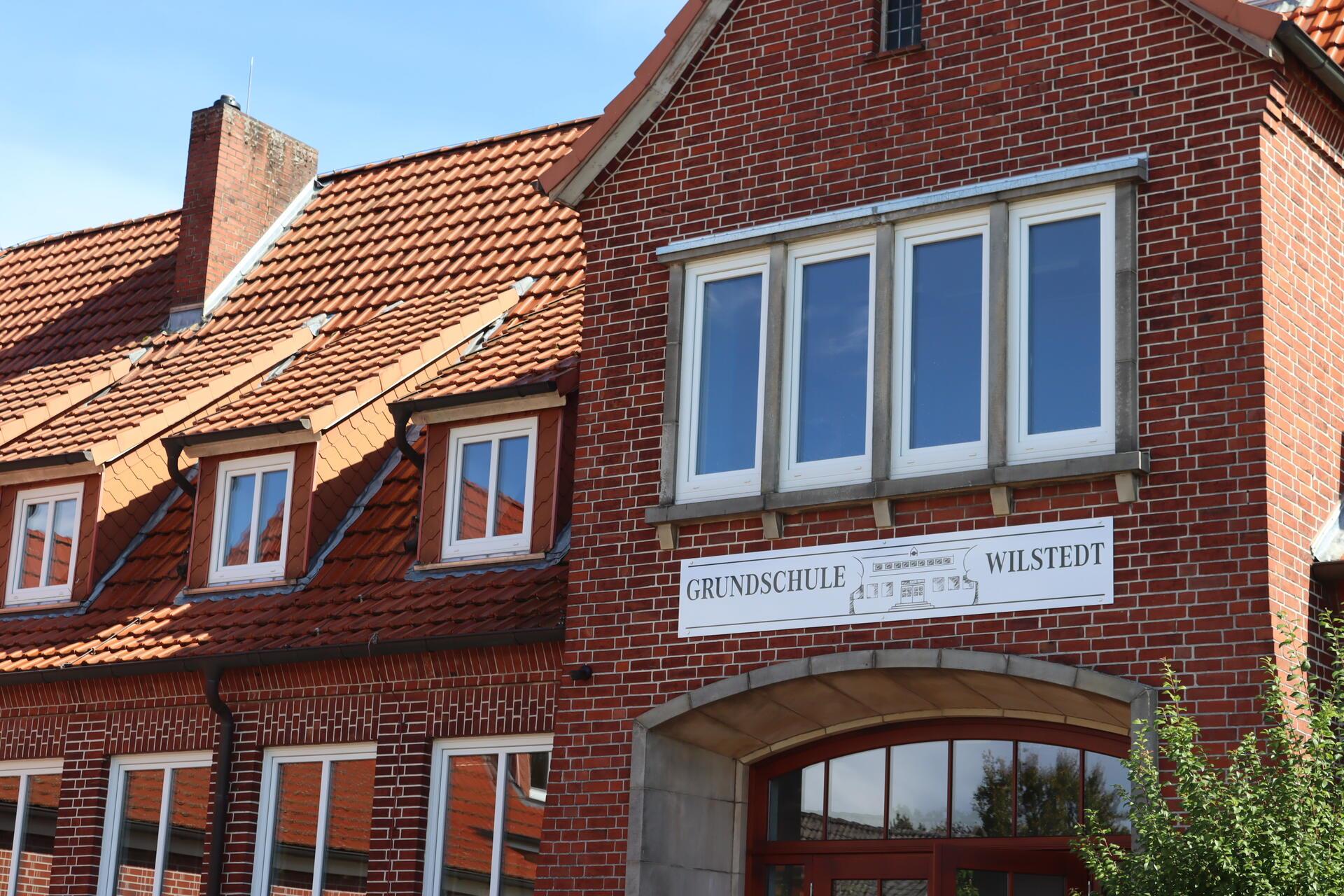 Eine Schule im Fokus der Kamera. 