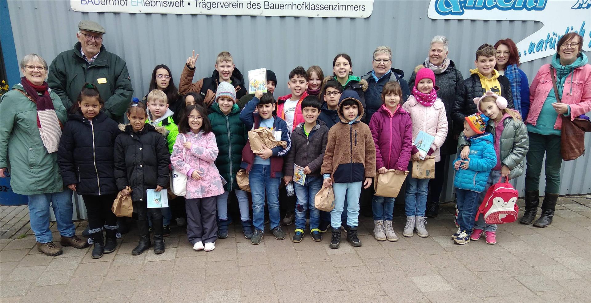 Die Gruppe des Stadtteilladens Bremervörde besuchte den Milchhof Kück in Langenhausen.