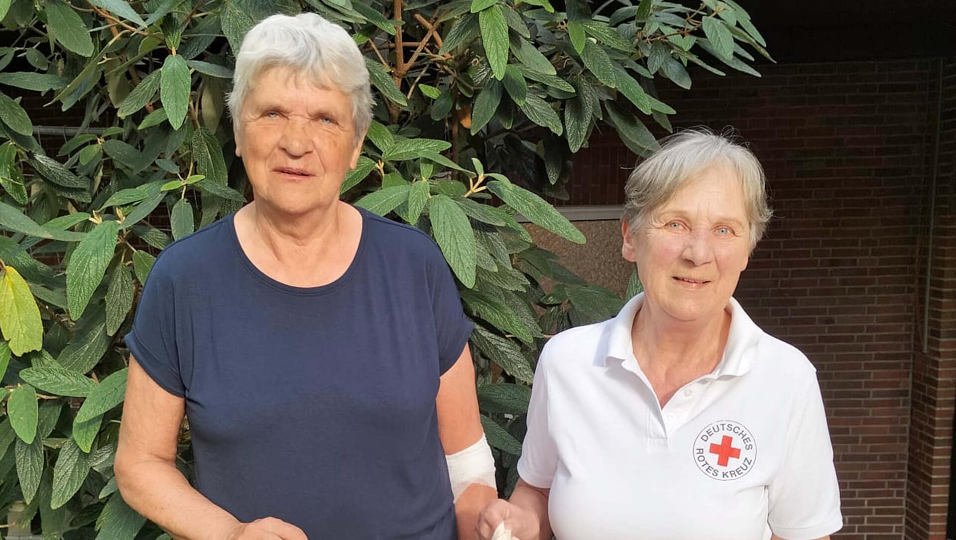 Die Hagener DRK-Vorsitzende Thea Ohlmann (rechts) bedankte sich mit einem Präsent bei Karin Northe für deren 100. Blutspende.