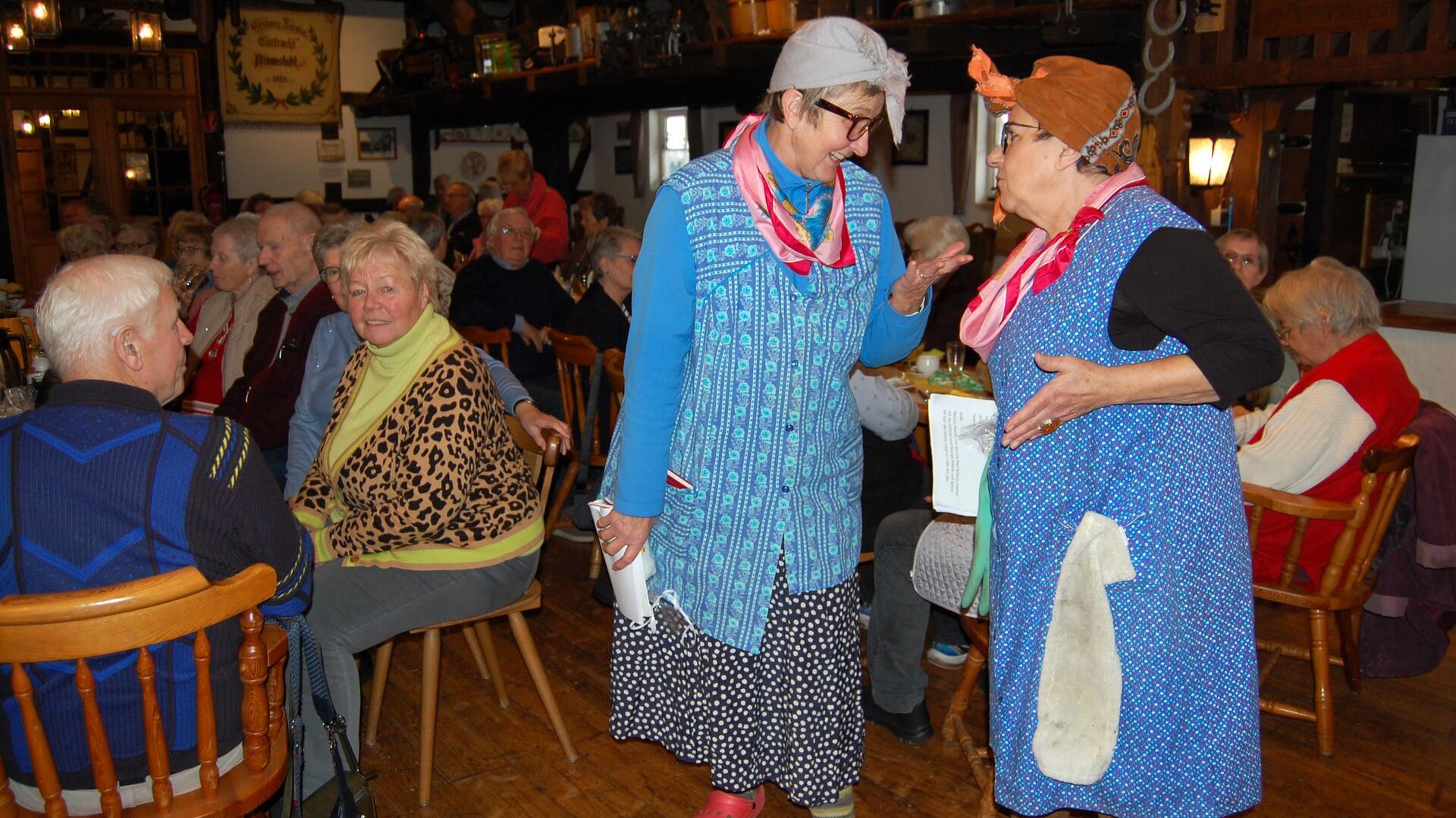 Die Hagener Komödiantinnen Madda (Ria Nagel, rechts) und Kede (Jutta Reinken) präsentierten beim Neujahrsempfang des Seniorenbeirates der Gemeinde Hagen ihr neues Programm.