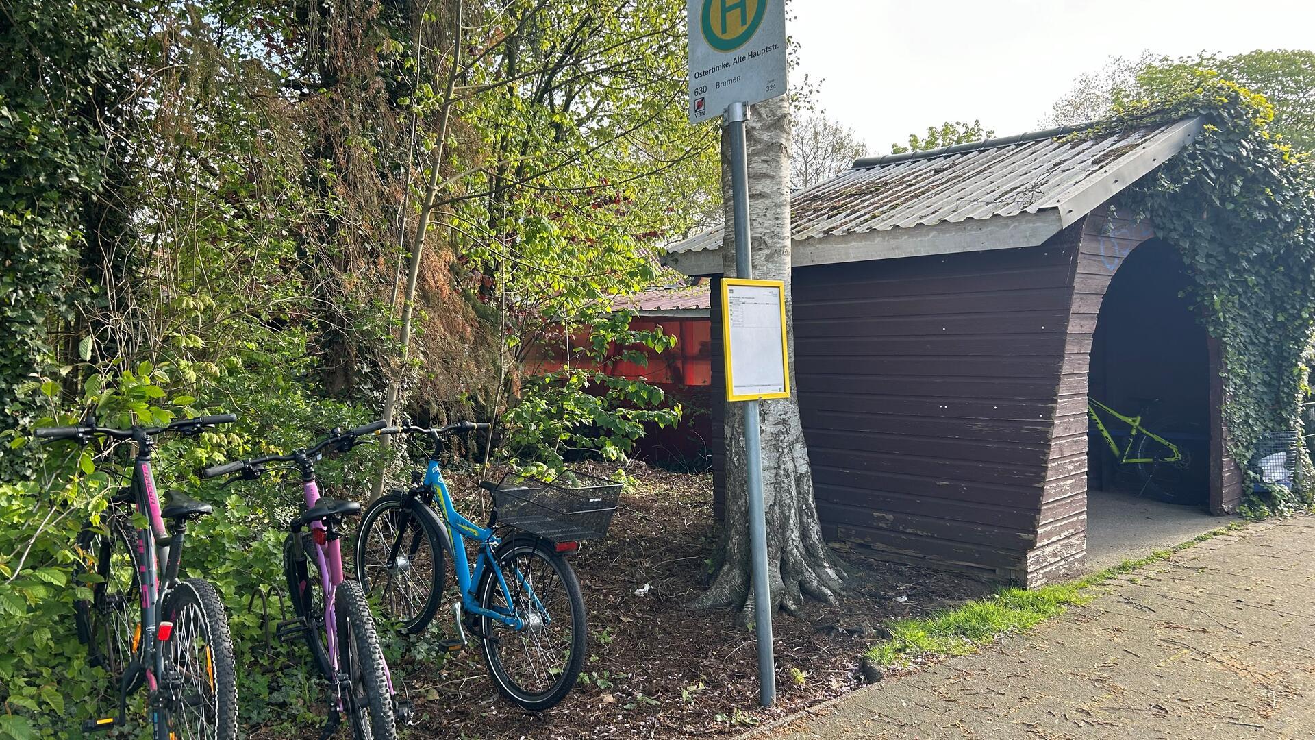 Die Haltestelle in der Alten Hauptstraße in Ostertimke soll einen festen Untergrund für Fahrräder bekommen.