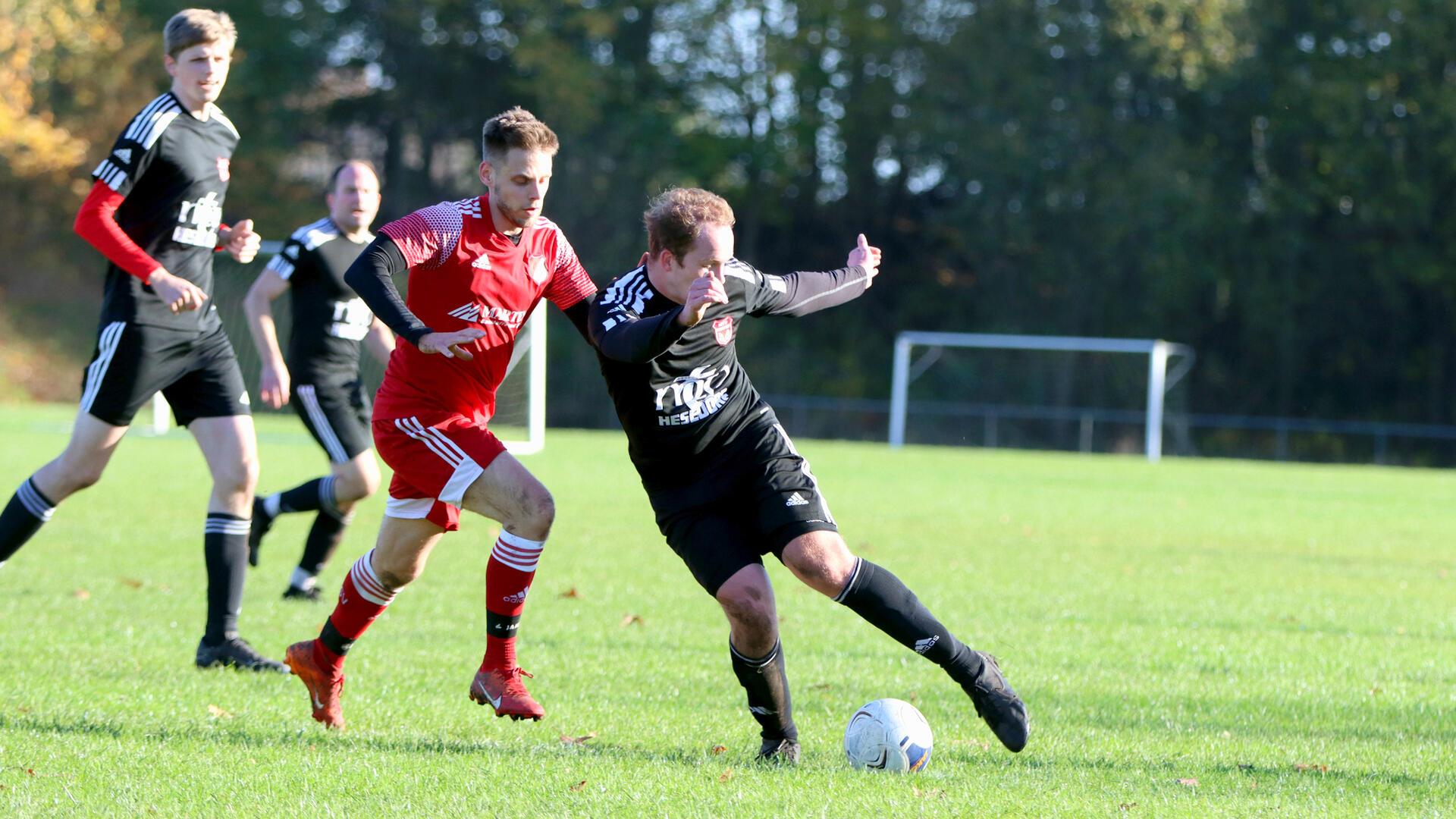 Die Hesedorfer Kreisliga-Reserve um Yannic Du-Carrois (re.) setzte sich mit 2:0 im Derby durch.