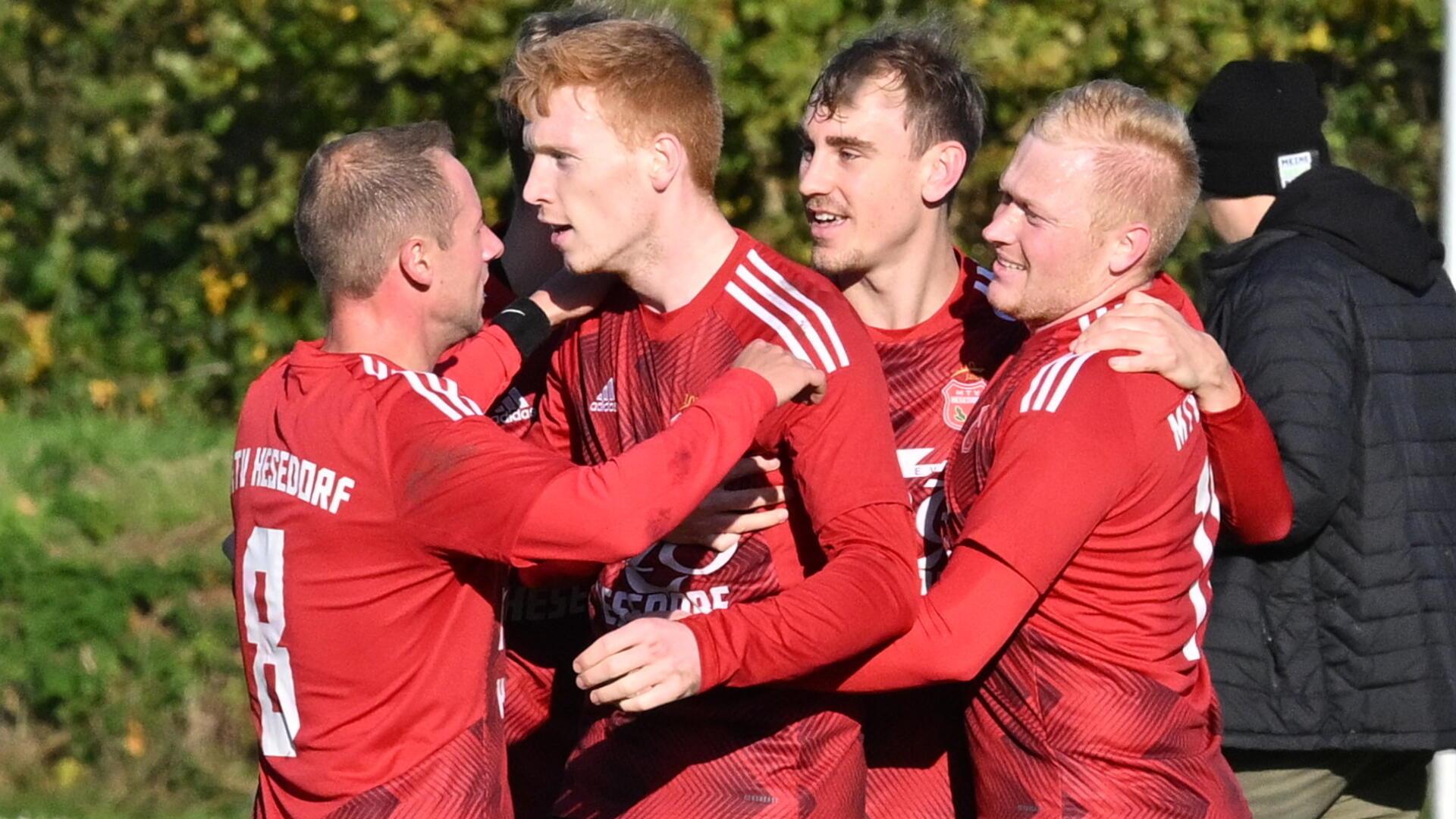 Die Hesedorfer feiern ihren Goalgetter und gestrigen Matchwinner Kristian Reitmann.