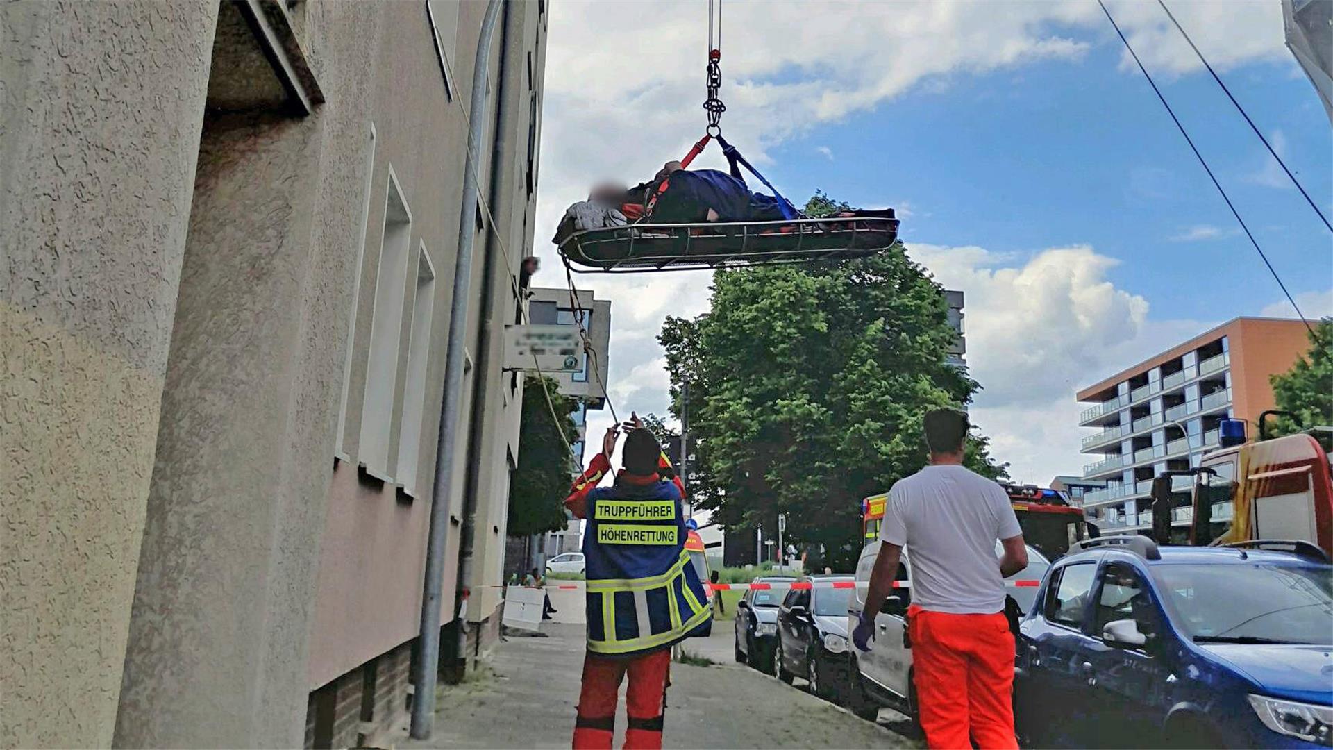 Die Höhenretter der Feuerwehr Bremerhaven halfen beim Transport des Patienten.