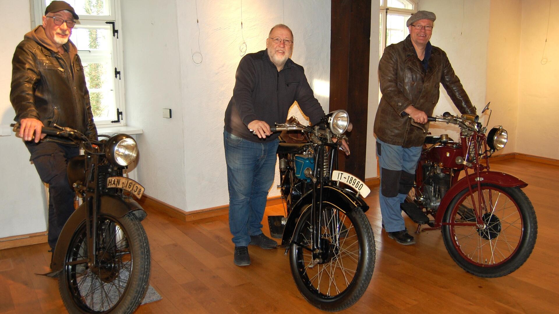 Drei Männer mit ihren historischen Hulla-Motorrädern