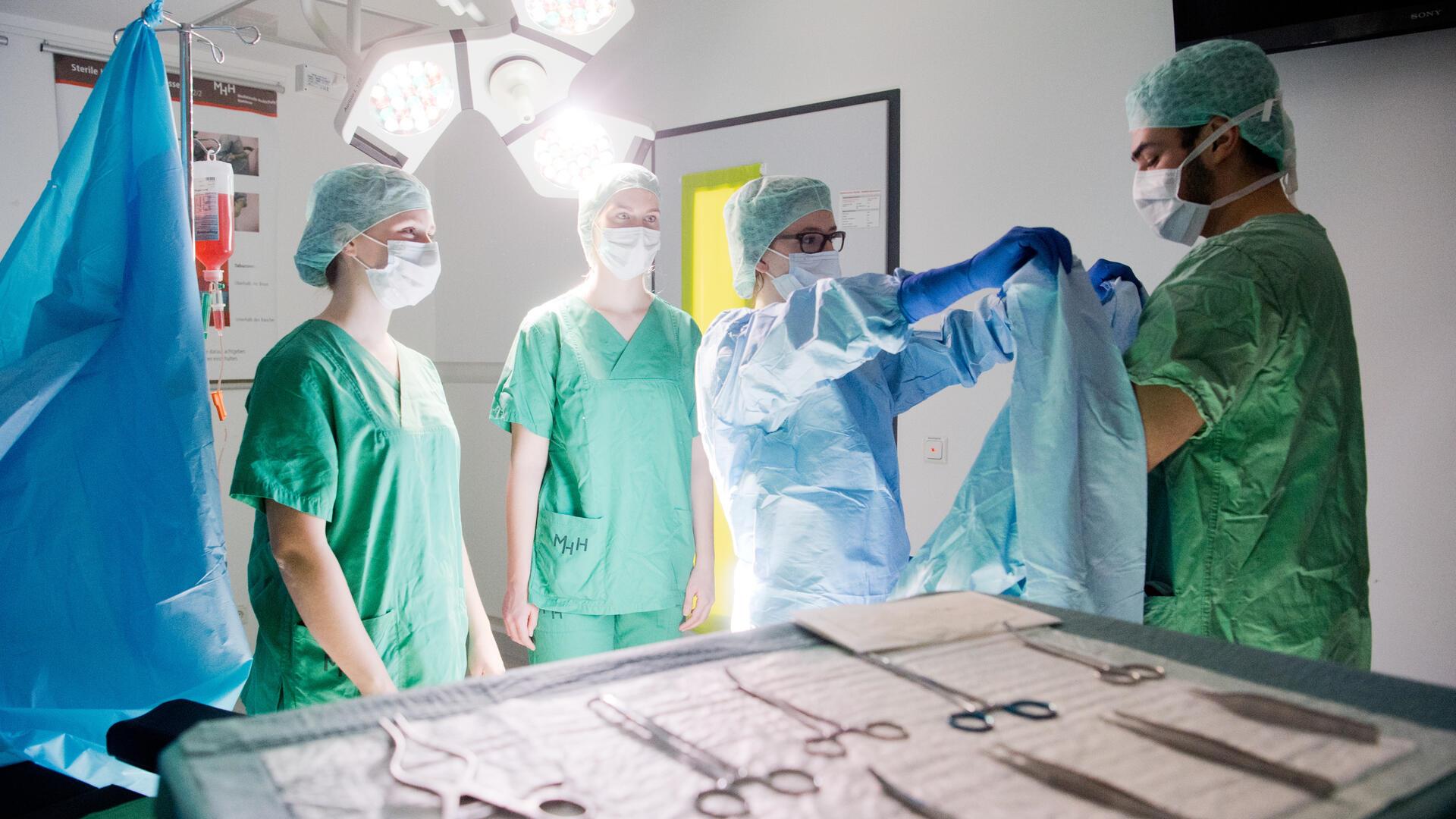 Medizinstudenten üben im „Skills Lab“ der Medizinischen Hochschule Hannover (MHH) in einem nachgebildeten OP-Raum das hygienisch korrekte Anlegen eines OP-Kittels (gestellte Szene).