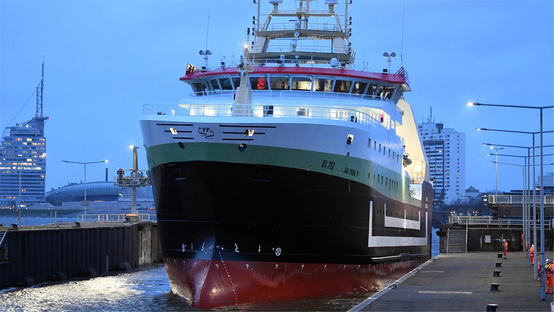 Blick auf Schiff vor Bremerhavens Skyline