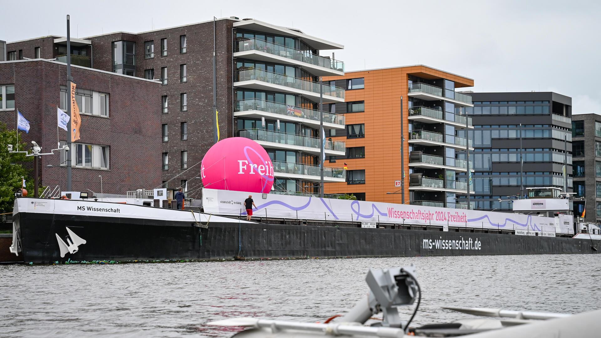 Die „Jenny“ dominiert zurzeit den neuen Hafen.