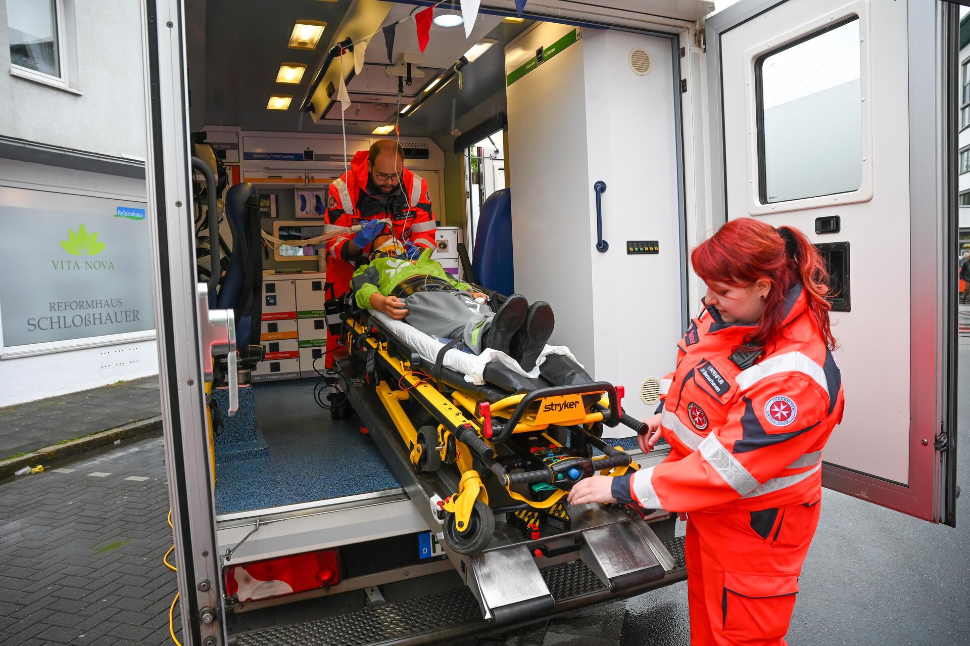 Die Johanniter Dominik Tumpach und Vanessa Papenfuß sind im Sanitätsdienst im Ei...