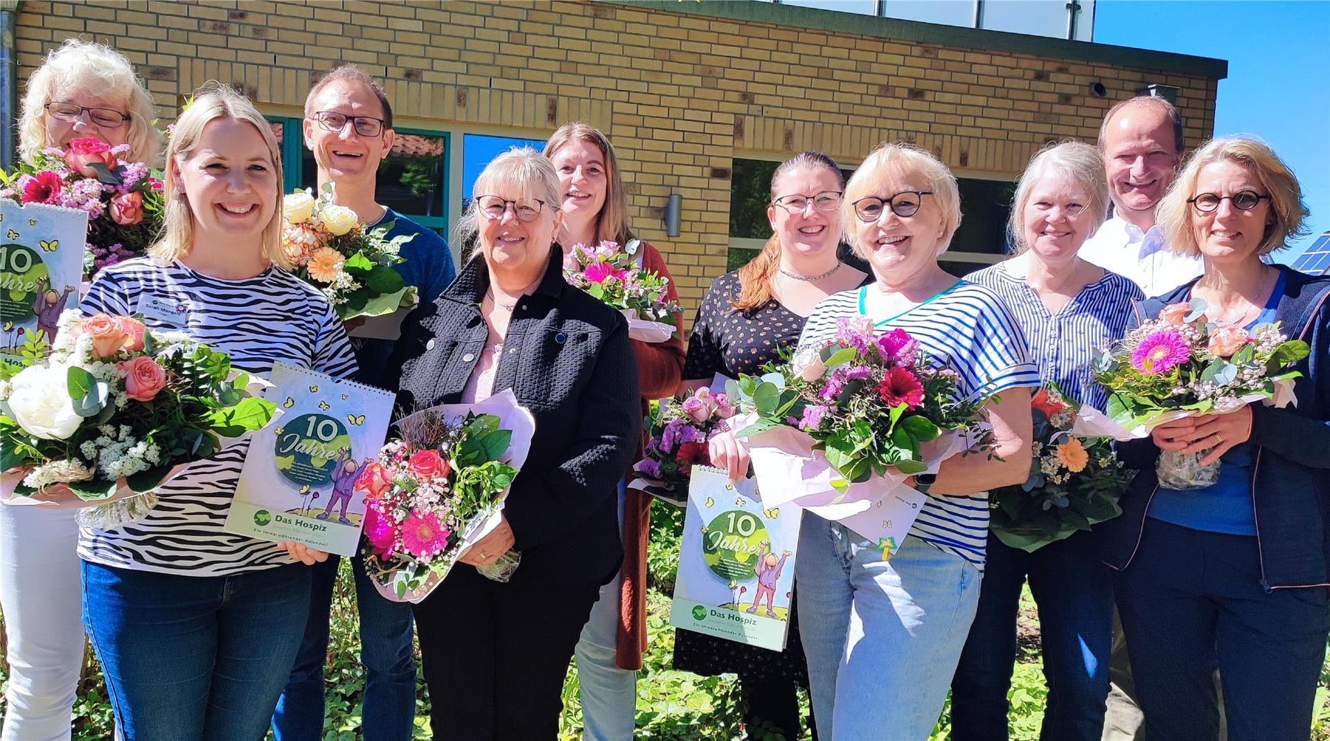 Die Jubilare Edda Nolte, Sarah Mangels, Meik Wellbrock, Silke Tiedemann, Tina Henschel, Marina Muche, Erna Klindworth, Martina Pfefferkorn, Gilda Steindorf-Brunks mit Geschäftsführer Volker Rosenfeld. Auf dem Foto fehlen Hans-Christian Knoop, Ulrike Platz-Thomsen und Norbert Wolf. 