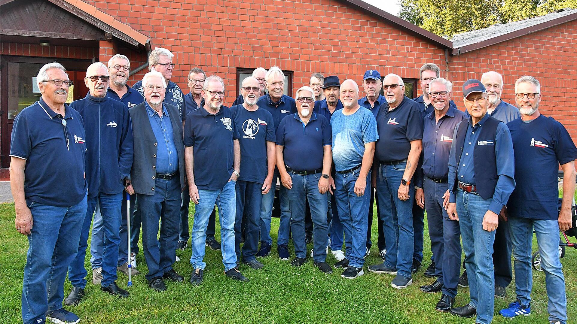 Die Jungs vom Nordseedeich: Mehr als 20 Sänger gehören zum Dorumer Shantychor und haben Spaß am Singen.