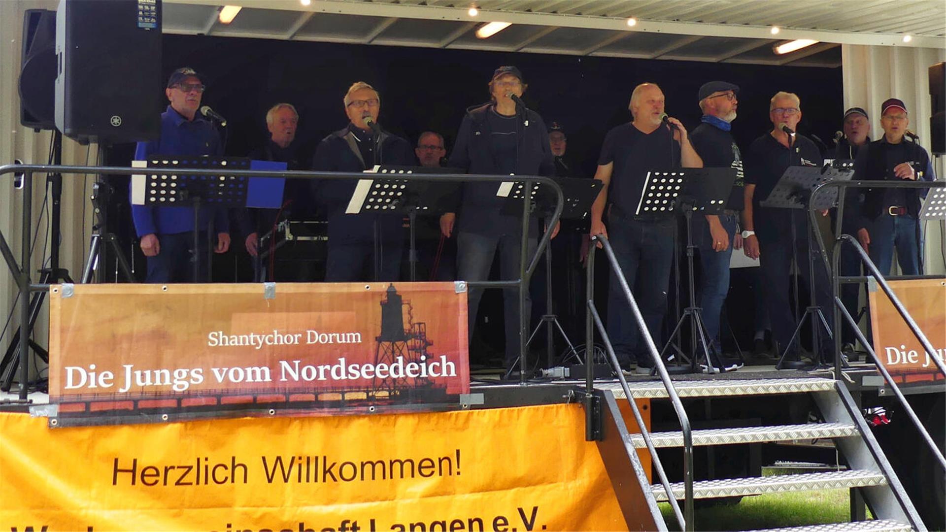 Die „Jungs vom Nordseedeich“, auch als Shantychor Dorum bekannt, begeisterten das Publikum beim Langener Bahnsteigfest.