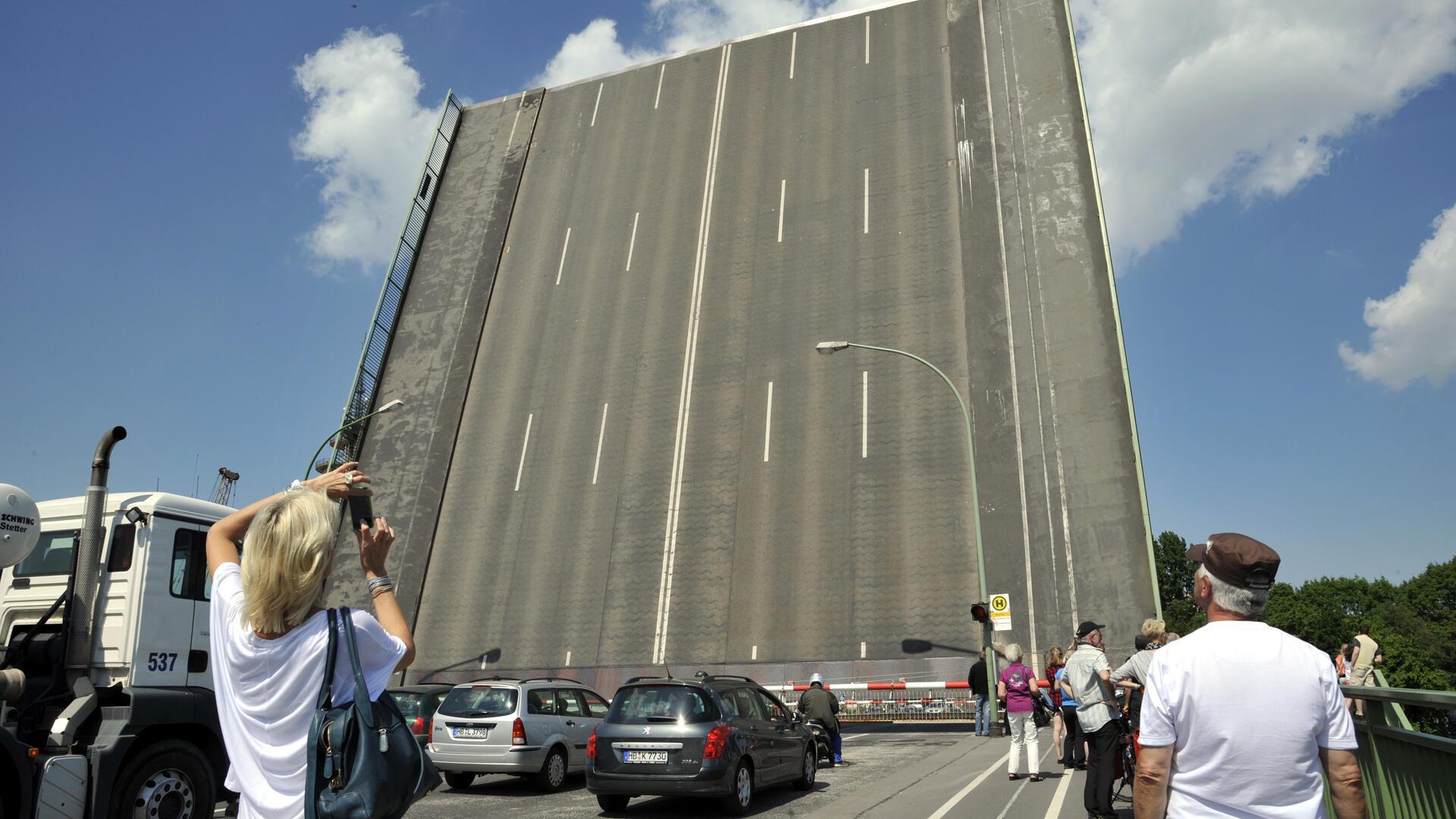 Die Kennedybrücke wird am Mittwoch für längere Zeit hochgeklappt. Der Grund ist einmalig.