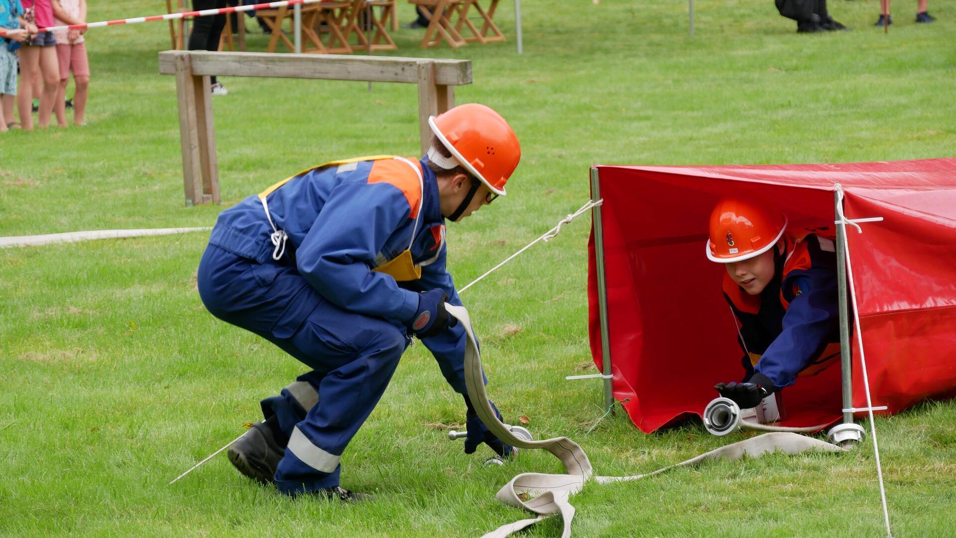 Die Kinder lernen auch in der Feuerwehr, wie sie im Team arbeiten müssen.