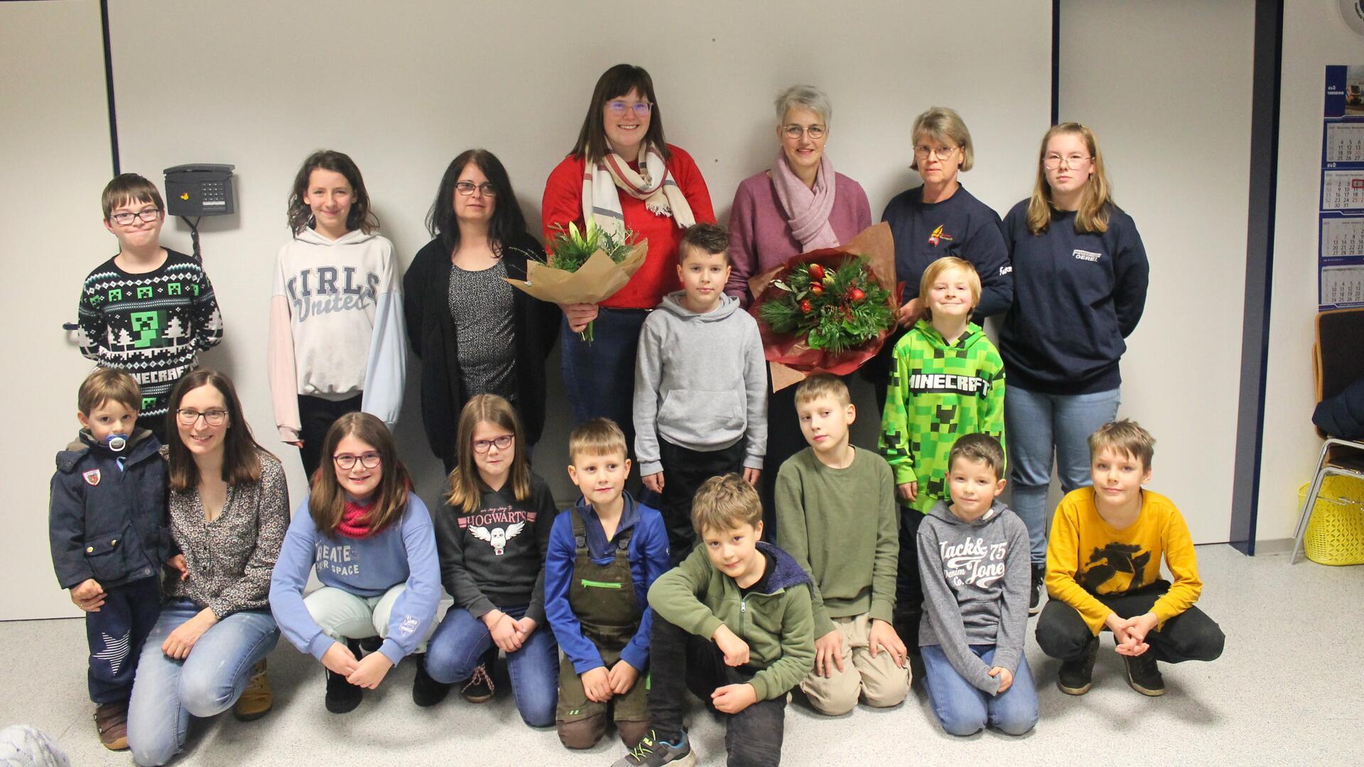 Die Kinderfeuerwehr „Die Flammenhopser“ traf sich zum letzten Dienst des Jahres und verabschiedete zwei Betreuerinnen.