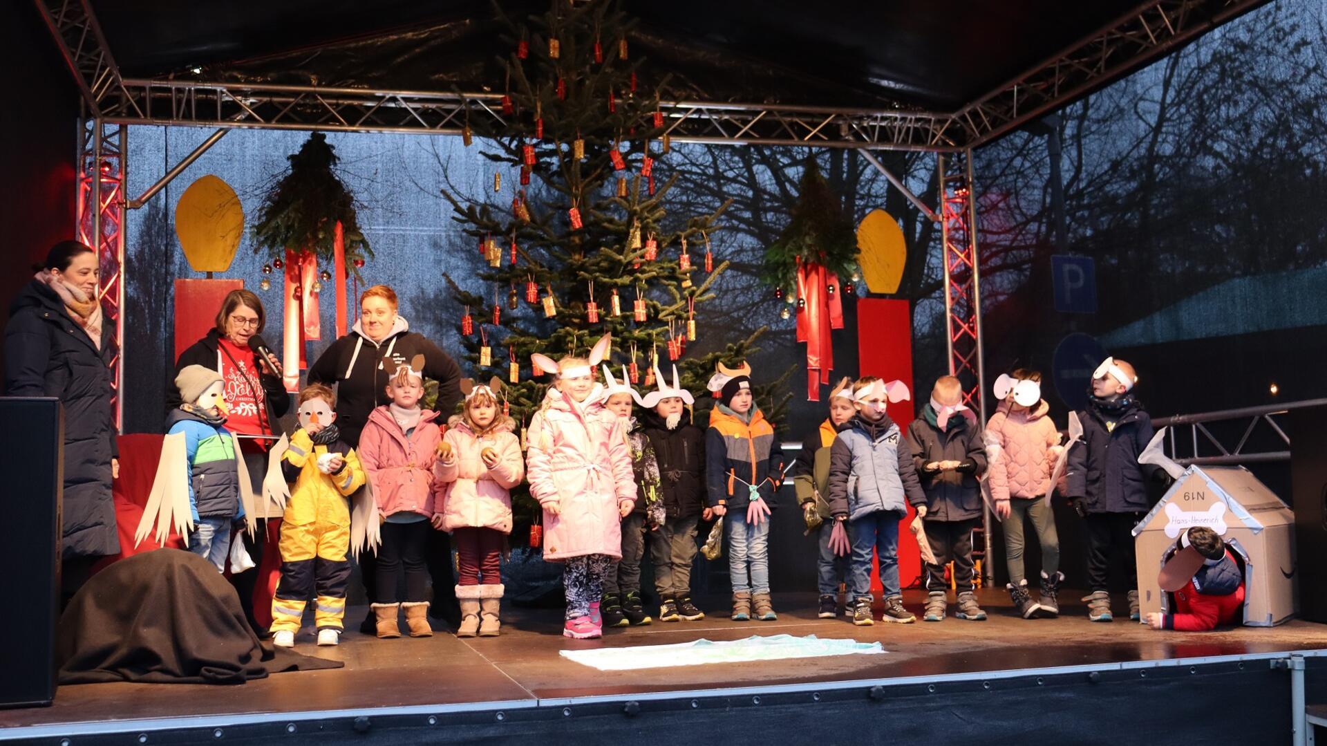 Die Kindergartenkinder bei ihrer Aufführung.