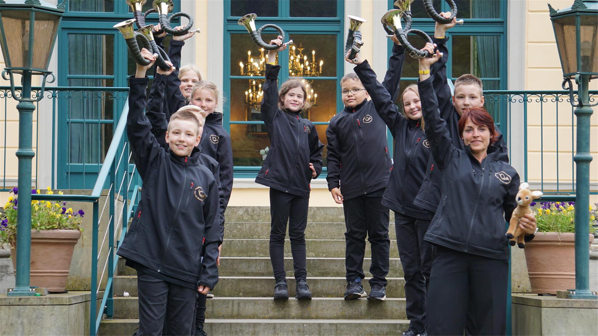 Die Kindergruppe "Wurster Marsch Kitze" hat unter Leitung von Ute Marx (vorne rechts) mit ihrem Jagdhorncorps im Niedersächsischen Jagdhorn-Landeswettbewerb in Springe nahe Hannover auf Anhieb einen ersten Platz, sogar mit Traumpunktzahl, geschafft.