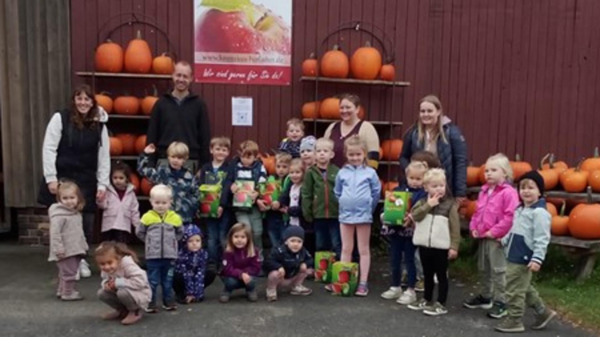 Die Kitakinder und ihre Erzieherinnen besuchen die Mosterei der Familie Koeneke in Heeslingen.