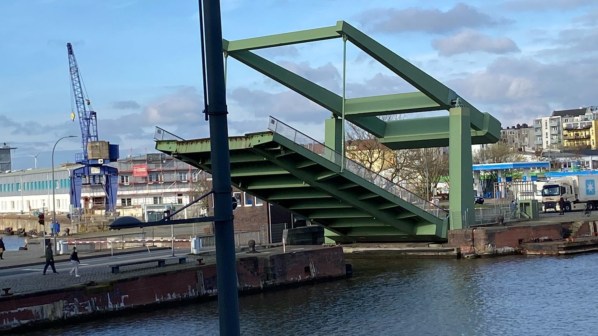 Die Klappbrücke Schleusenstraße hat technische Probleme - bleibt immer wieder halb geöffnet stehen.