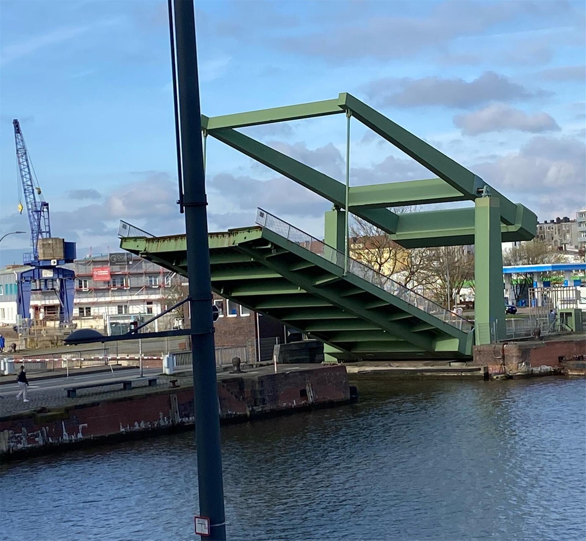 Die Klappbrücke in der Schleusenstraße wird am Mittwochfrüh gesperrt.