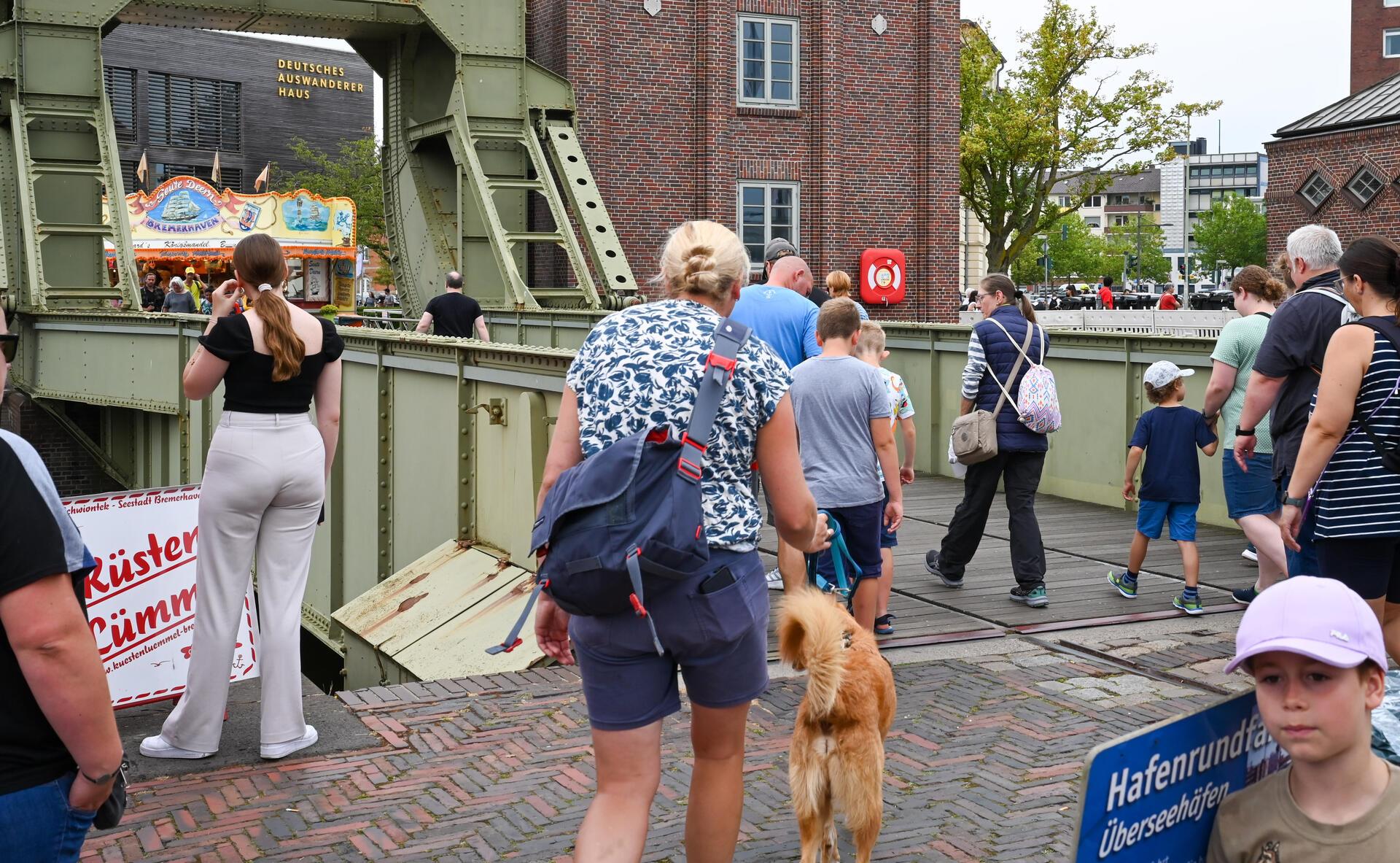 Die Klappbrücke zwischen Altem und Neuem Hafen musste von Bremenports erst wiede...