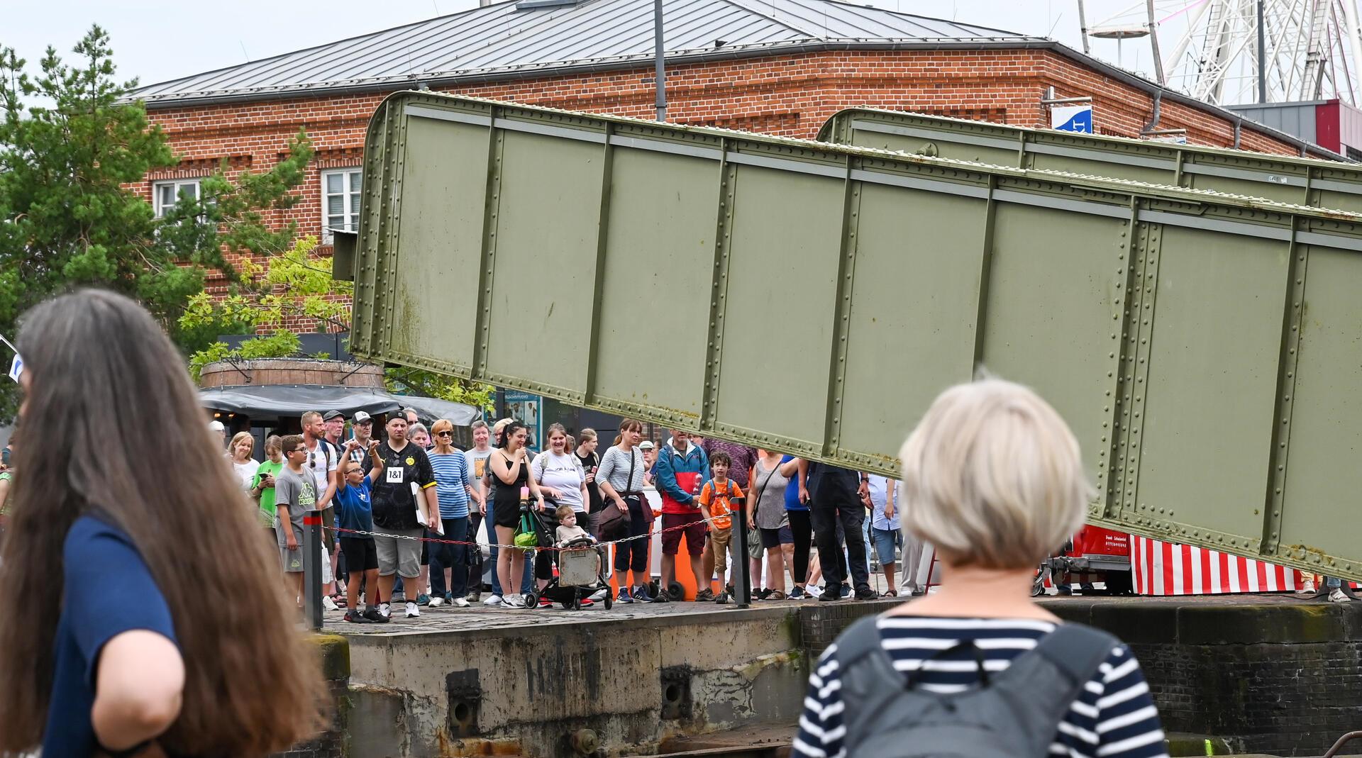 Die Klappbrücke zwischen Altem und Neuem Hafen musste von den Mitarbeitern von B...