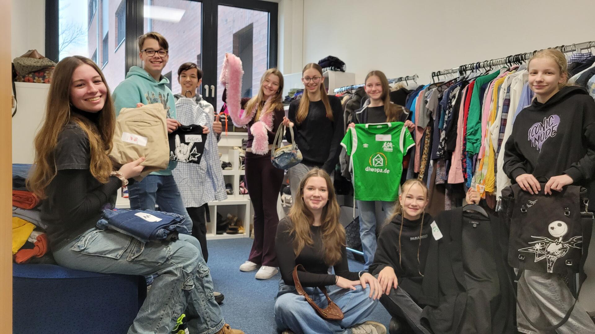 Die Klasse Gy8 der Oberschule Achtern Diek in Dorum hat die Patenschaft für den Schul-Secondhand-Shop "To good to go" übernommen. In kleinen Gruppen bilden sie abwechselnd Ladenteams, die beraten, sortieren und einräumen.