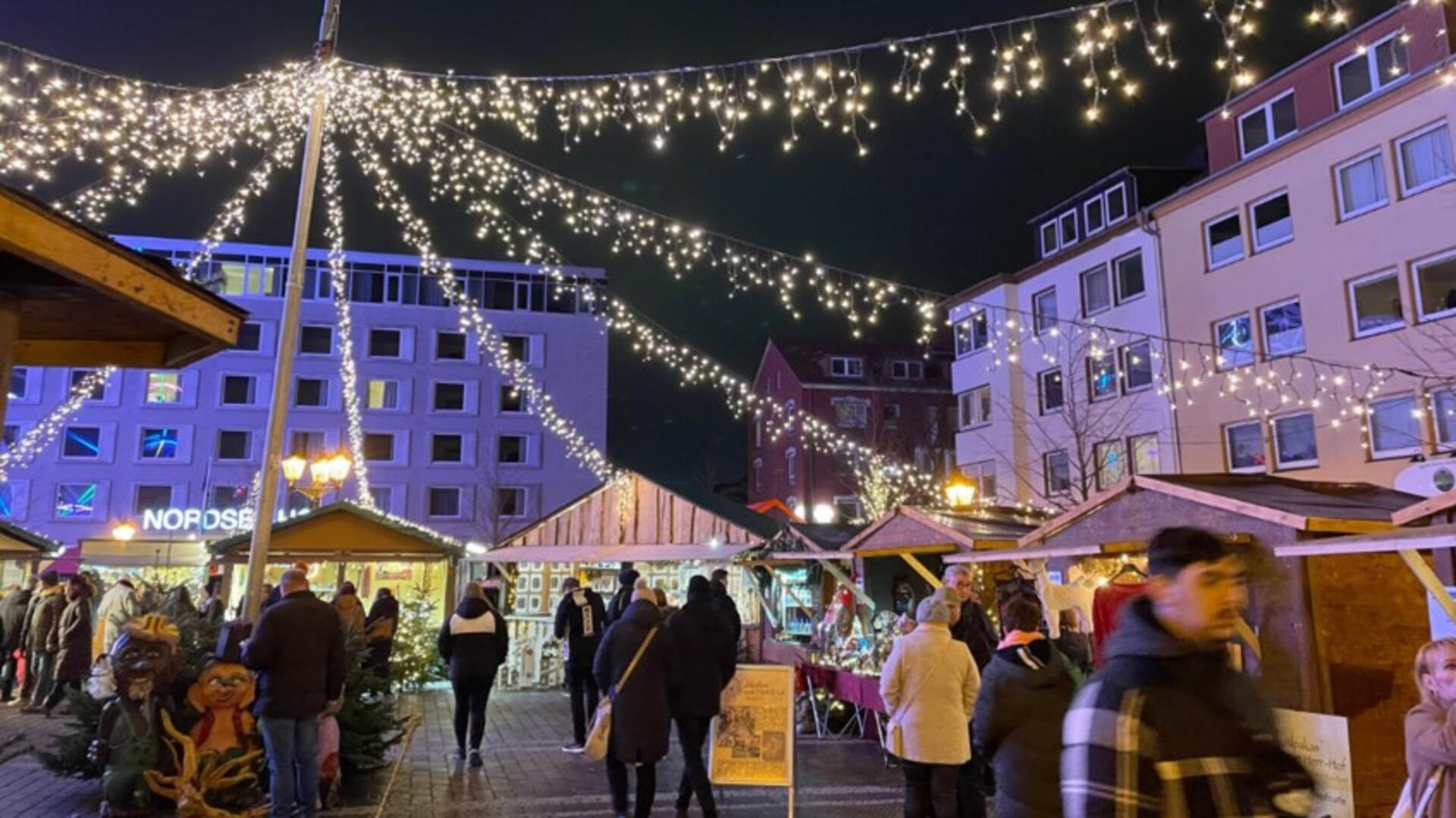 Die „Kleine Weihnachtswelt“ auf dem Theodor-Heuss-Platz bereichert an den Adventswochenenden den Bremerhavener Weihnachtsmarkt.