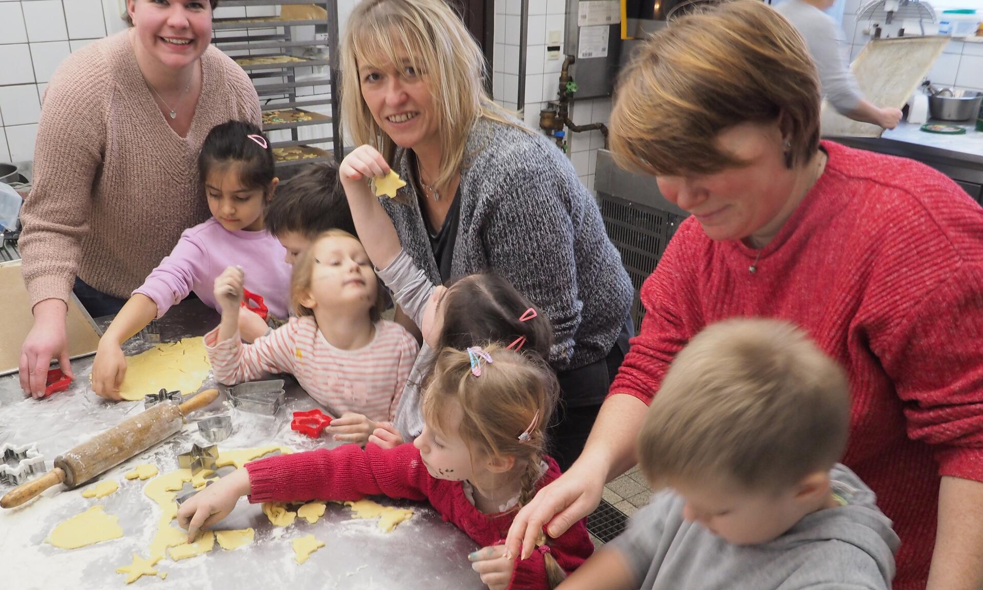 Die Kleinen aus dem Drangstedter Kindergarten beim Kekseausstechen, unterstützt von den Betreuerinnen Lea (links) und Frauke (rechts) sowie Silke Berger, Chefin im „Backhaus Waldidylle“. 