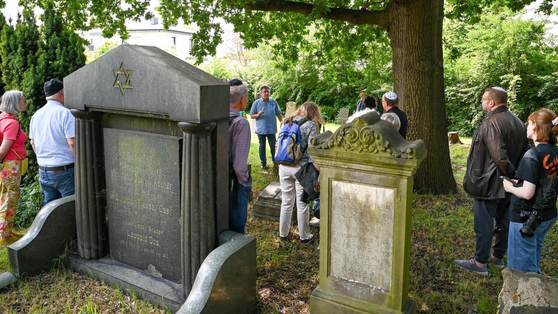 Besucher auf dem alten jüdischen Friedhof