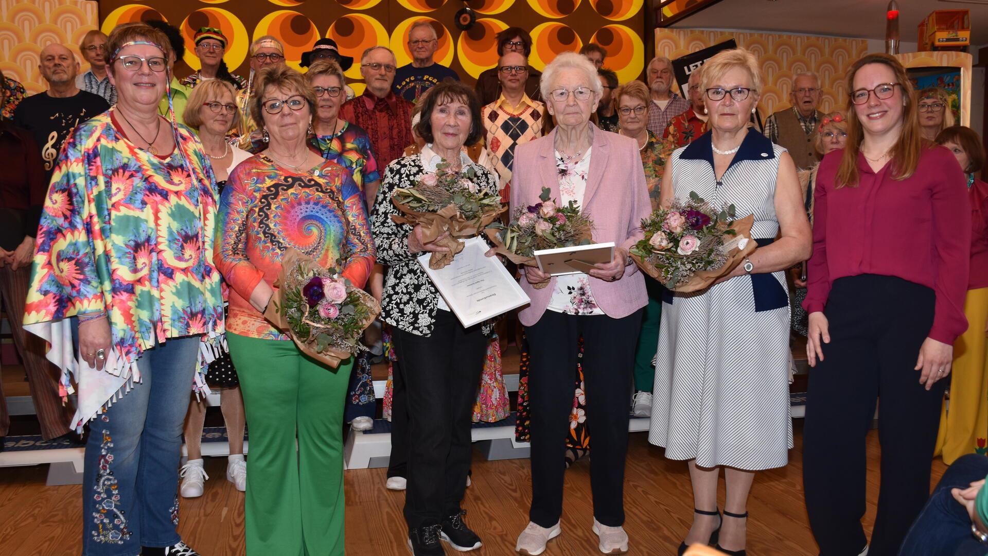 Die Kreischorverbandsvorsitzende Miriam Knoblauch (rechts) und die „con brio“-Vorsitzende Silke Potthast (von links) bedankten sich bei Birgit Steingröver, Sigrid Grotheer, Rosi Siems, und Veronika Henschel.