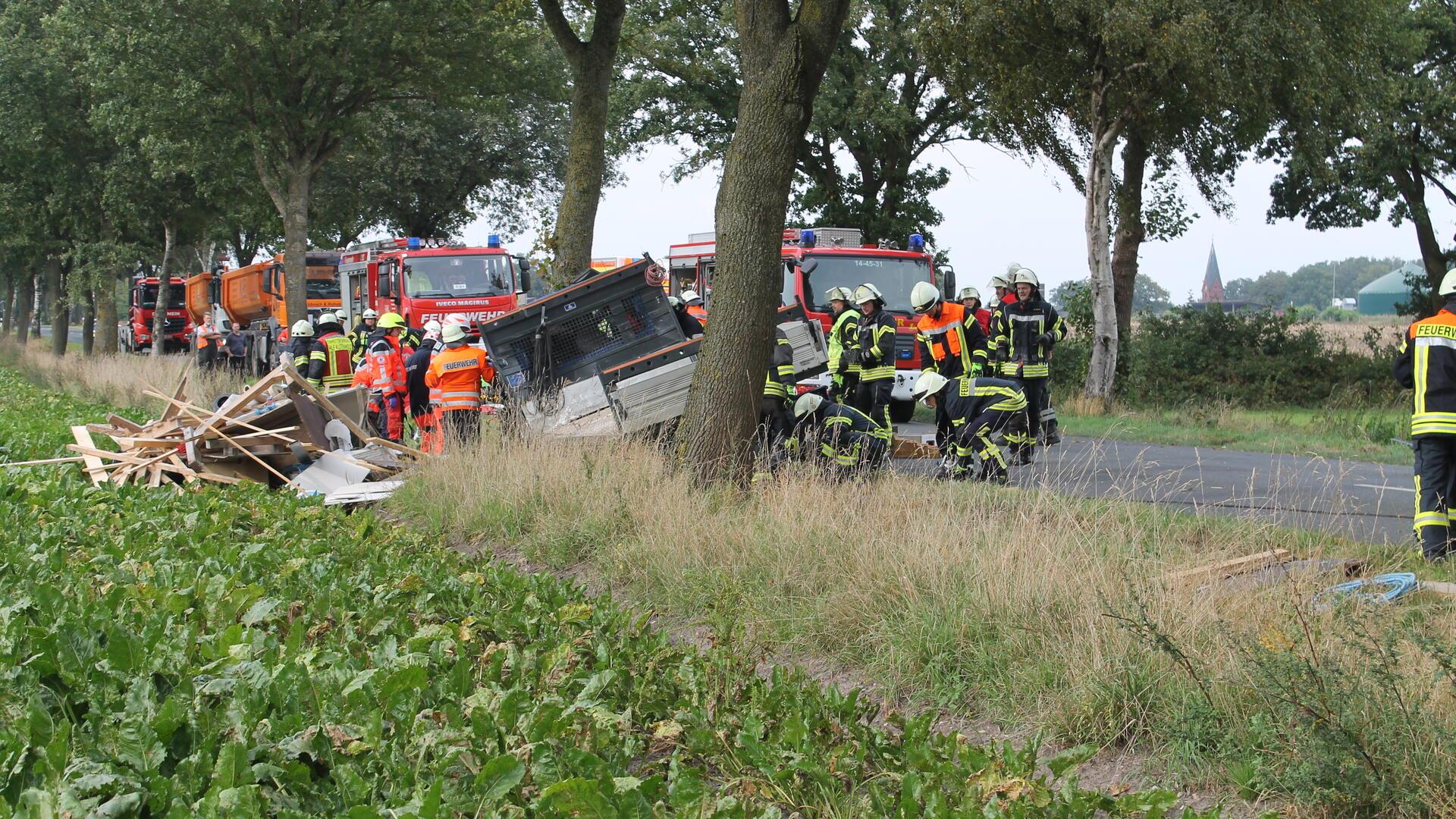 Die Kreisstraße blieb, während der Rettungsarbeiten und Unfallaufnahme voll gesperrt.