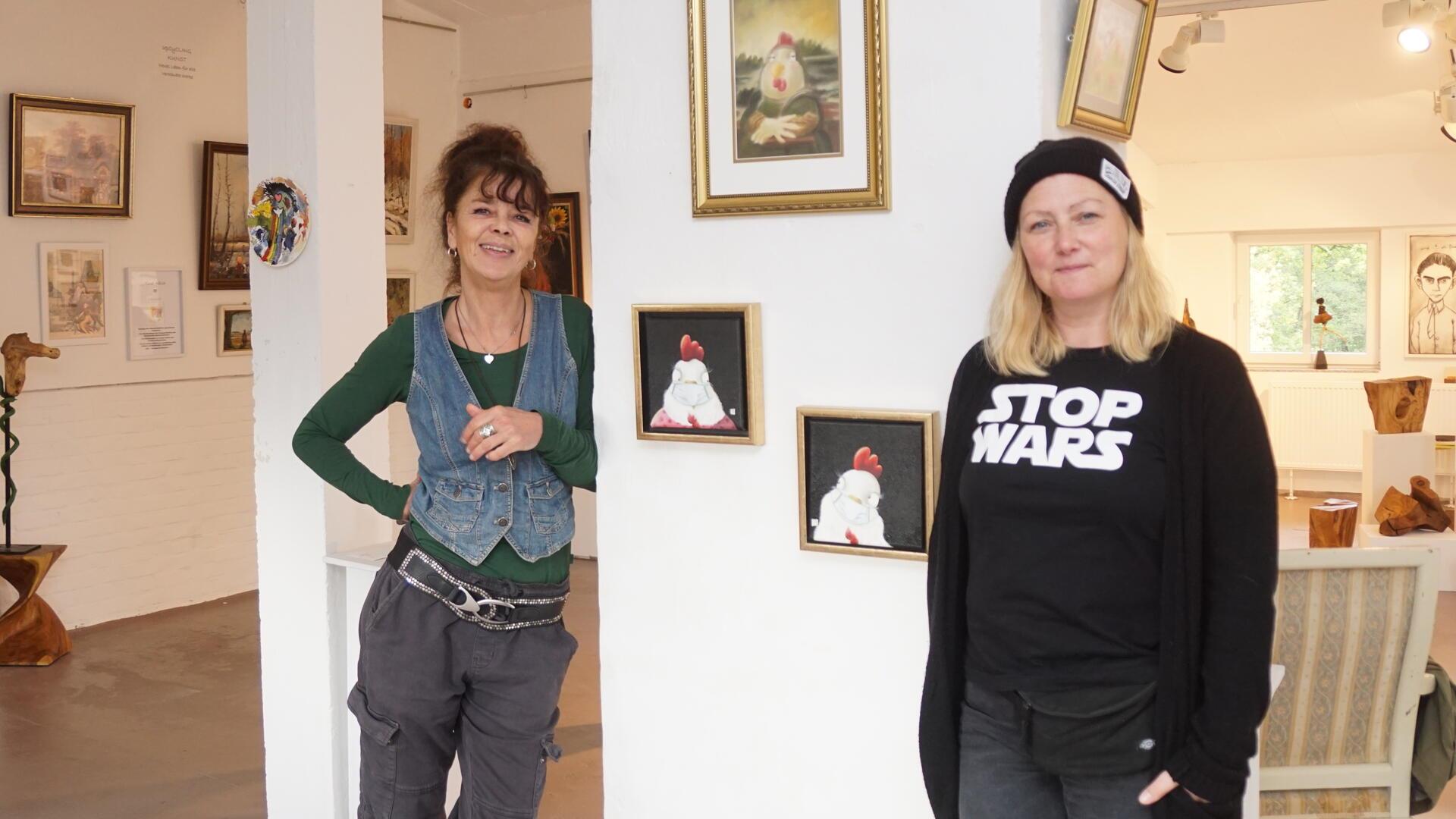 Die Künstlerinnen Tina Abich (links) und Elli Brockmann freuen sich auf die „Herbstausstellung 24“ in der Malstedter Mühle. Die Ausstellung läuft vom 20. Oktober bis zum 17. November und ist immer sonntags von 11 bis 17 Uhr geöffnet.