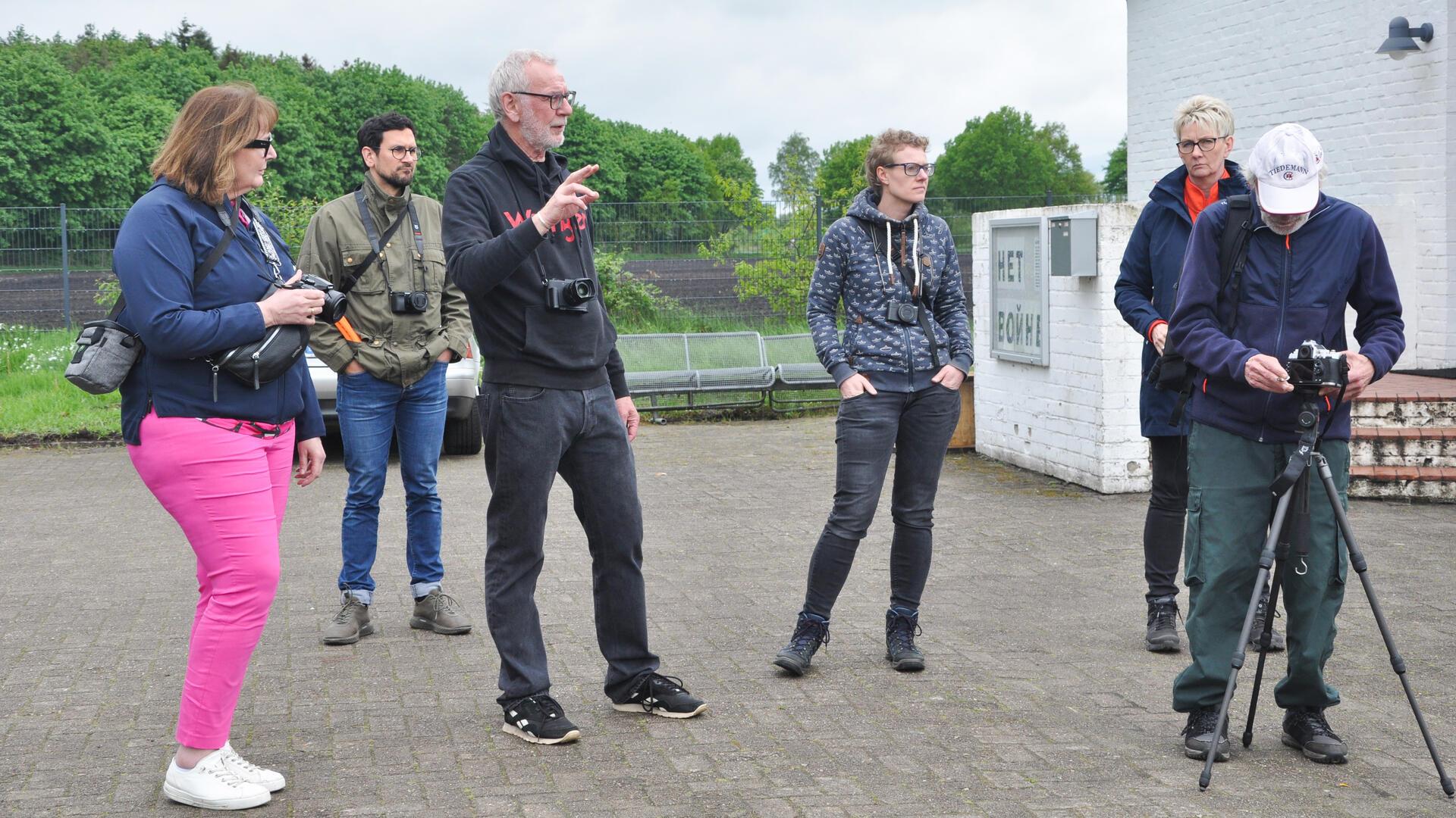 Der Fotokurs steht vor dem Gebäude der Gedenkstätte und bespricht das Vorgehen.