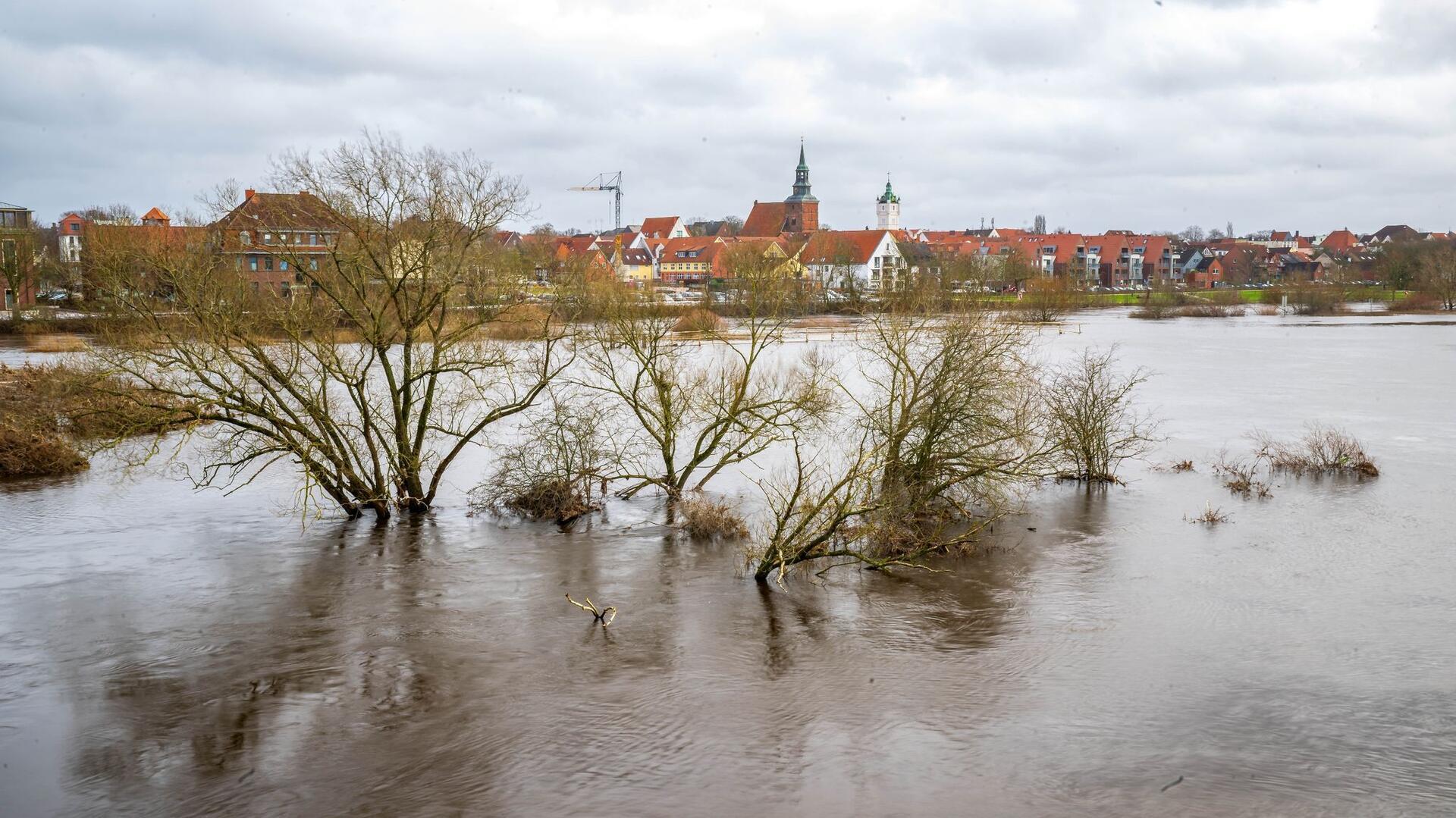 Die Lage in der Altstadt von Verden in Niedersachsen bleibt angespannt. Die Aller ist erneut über die Ufer getreten.