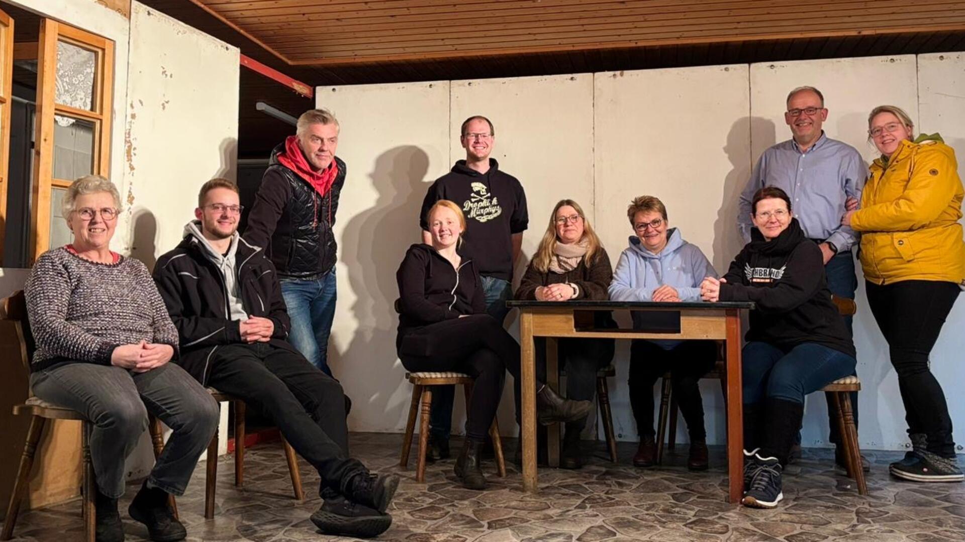 Die Laienschauspieler der Theatergruppe stehen auf der Bühne