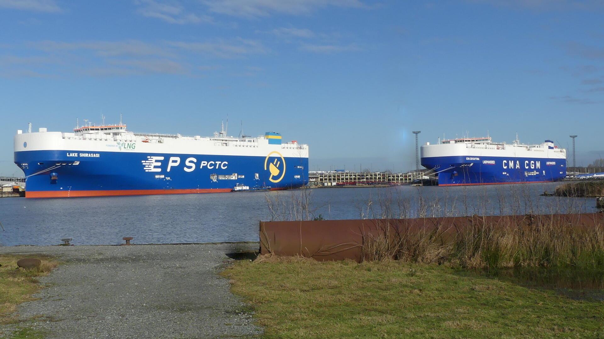 Die „Lake Shirasagi“ und die  „CMA CGM Daytona“ im Osthafen in Bremerhaven.