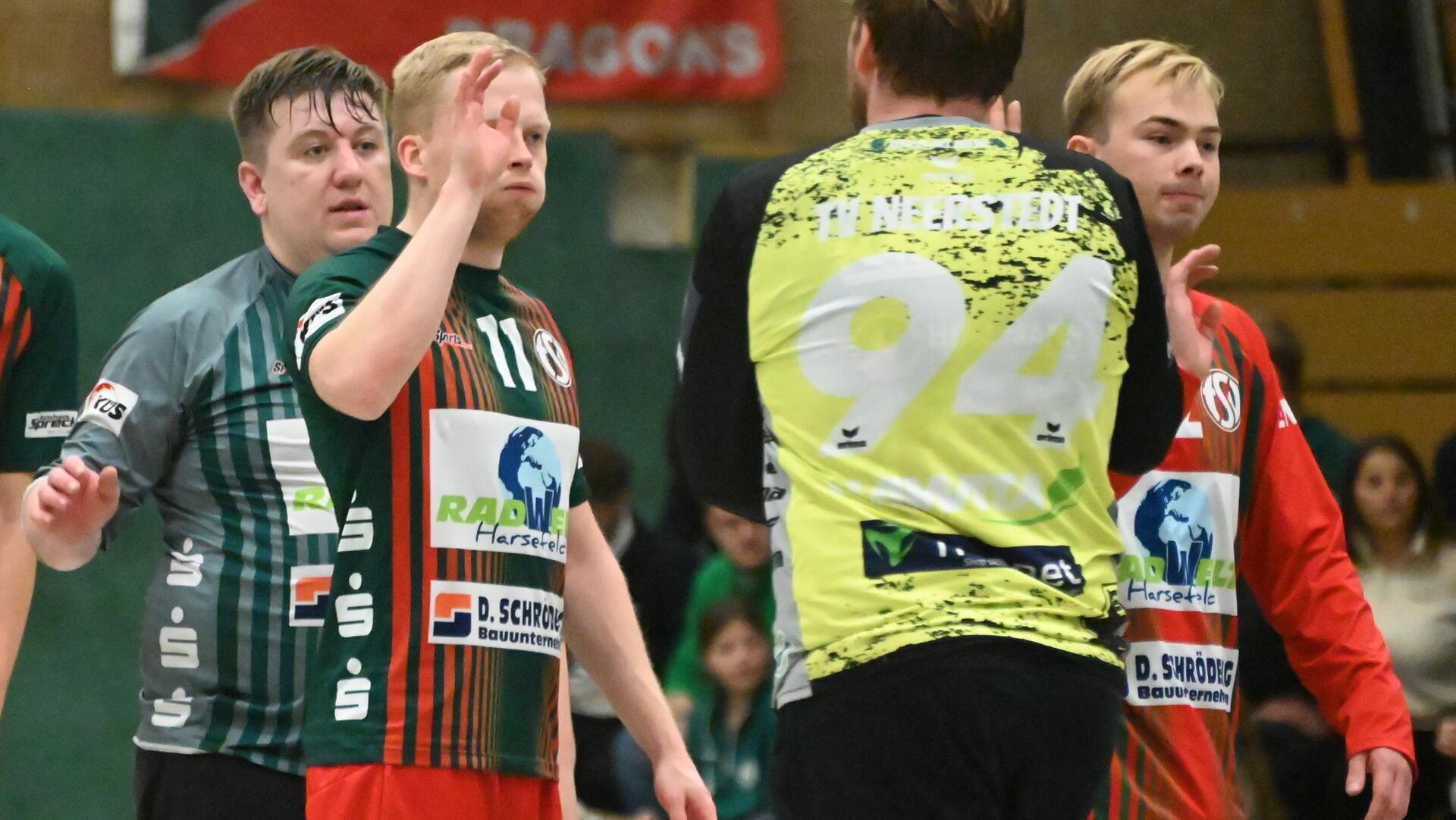 Die Laune hätte besser sein können: Bremervördes Handballer, hier mit Steffen Krange, Jannes Hollstein und Jona Paulsen, verloren ihr Heimspiel gegen Neerstedt.