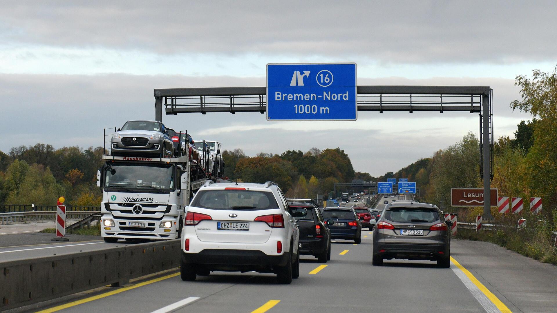 Autos auf der Autobahn. 