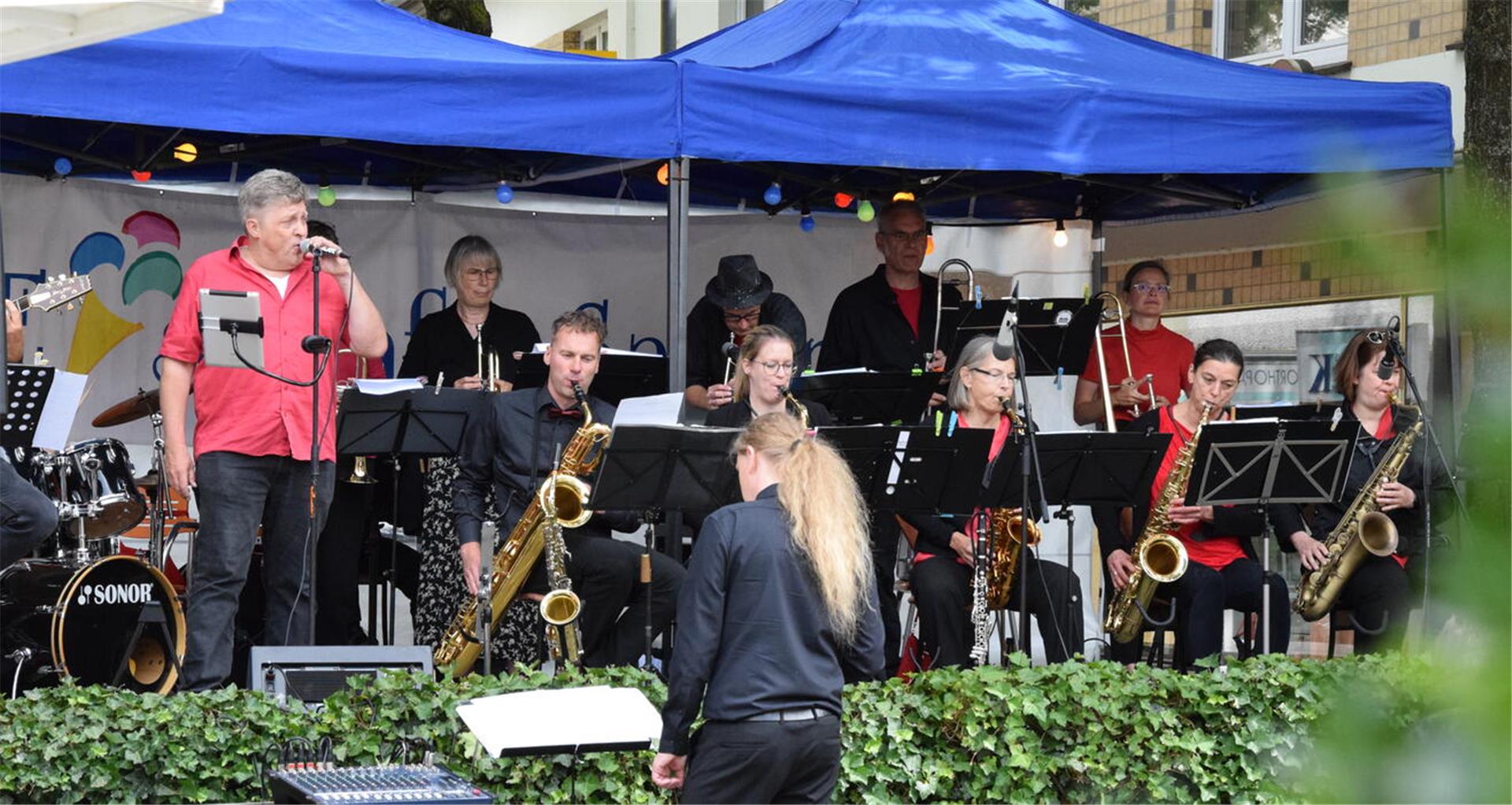 Die Lloydstreet Bigband unterhielt die Gäste vorm Eiscafé Santin mit sattem Sound und vielen Klassikern des Genres.