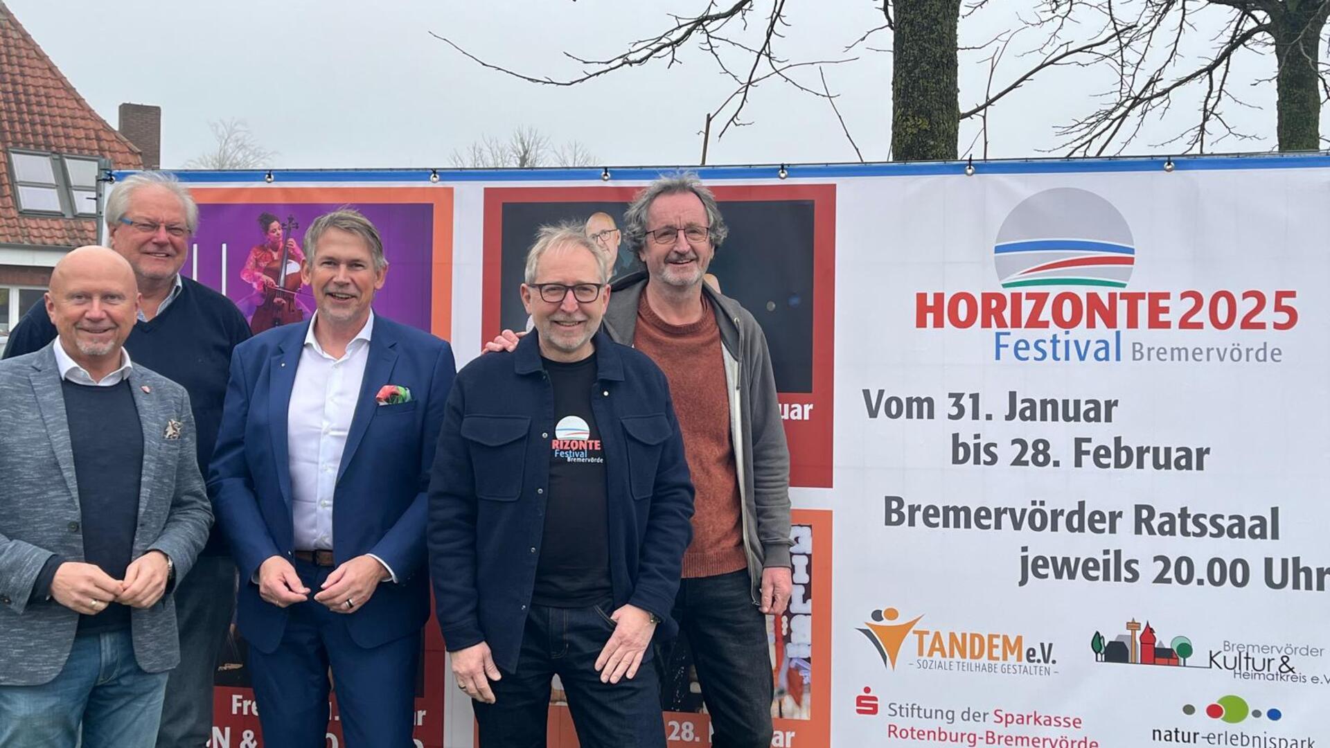 Die Macher des Festivals freuen sich auf viele „Horizonte"-Höhepunkt: Bürgermeister Michael Hannebacher (von links), KuH-Vorsitzender Manfred Bordiehn, Marco Tulodetzki vom Hauptsponsor (der Stiftung der Sparkasse Rotenburg Bremervörde), Arne Suter (KuH) und Andreas von Glahn („Tandem").