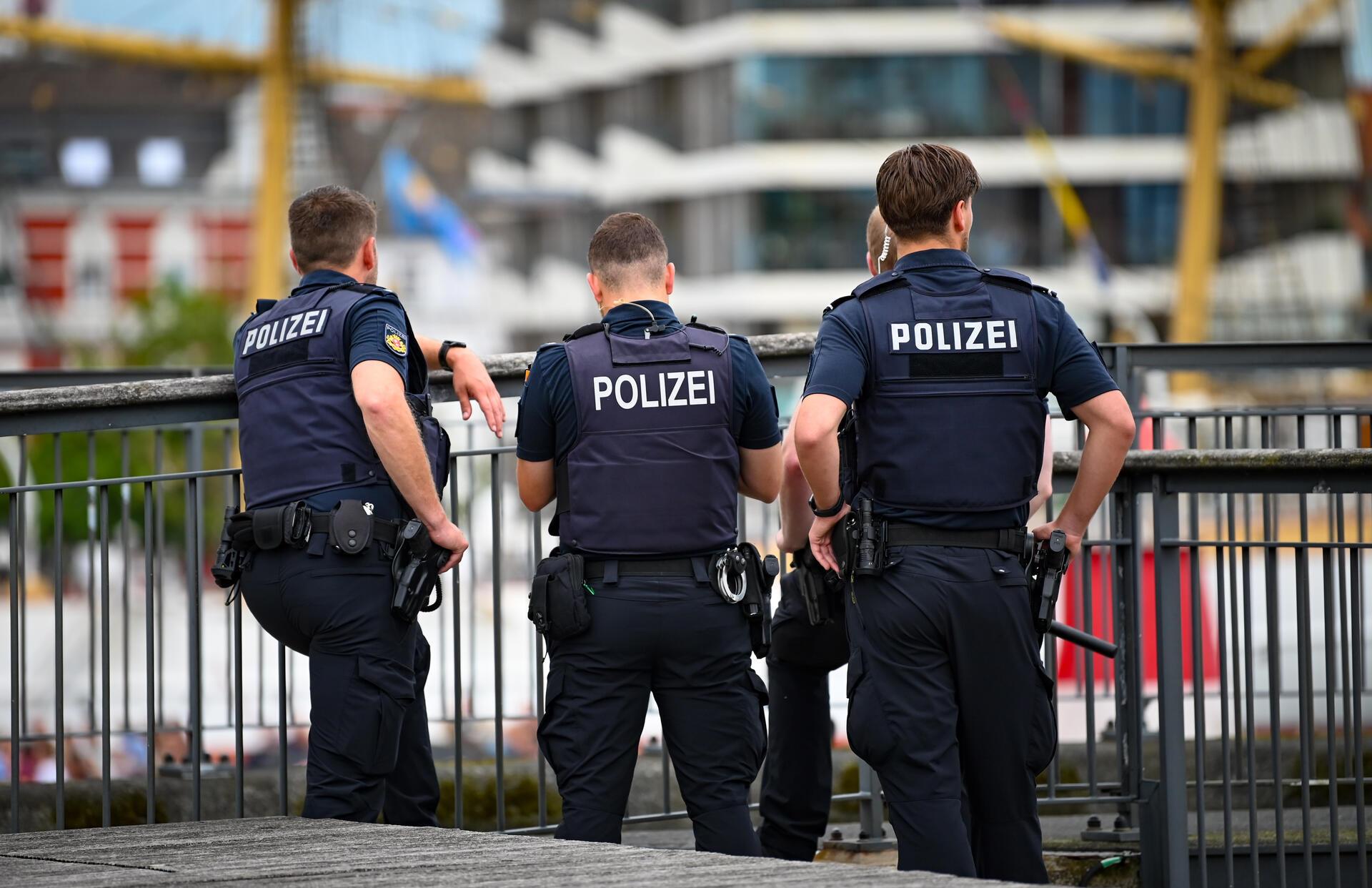 Polizisten von hinten fotografiert. 