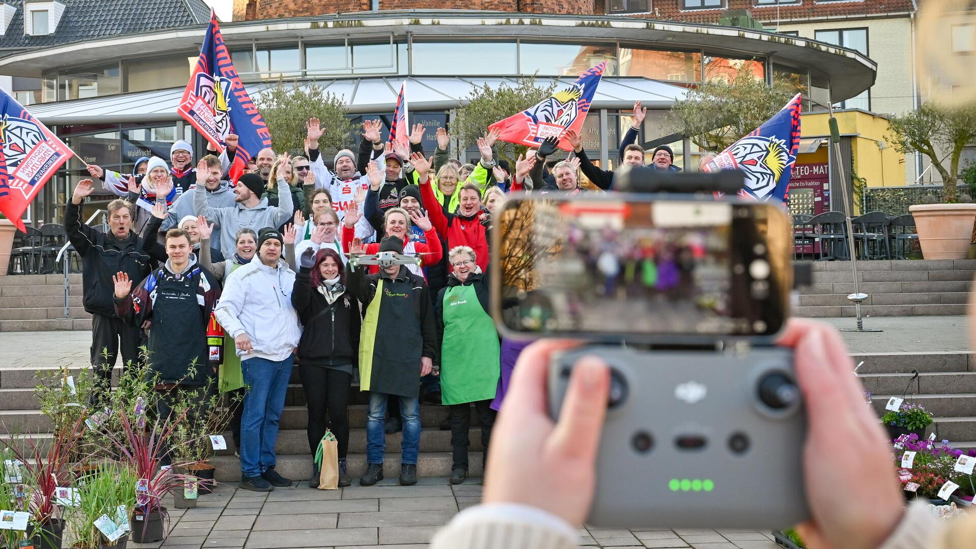 Die Marktleute feiern am Samstag mit ihren Kunden den Sieg der Fischtown Pinguins. 