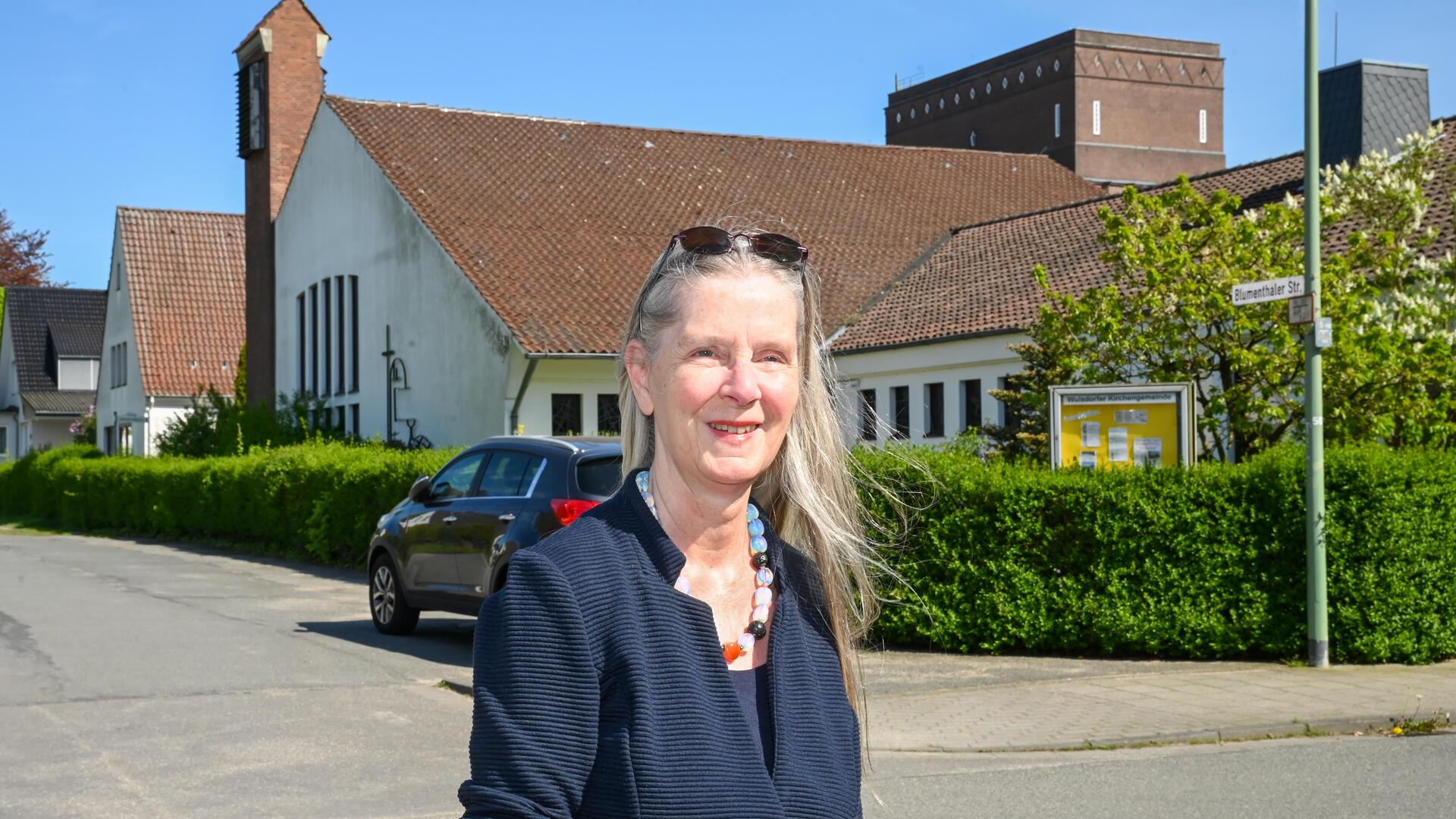 Die Martin-Luther-Kirche in Wulsdorf steht zum Verkauf: Annegret Warnecke vom Kirchenvorstand erklärt, wie in das Gotteshaus beim Bau 1956 auch das Gemeindehaus integriert worden ist.