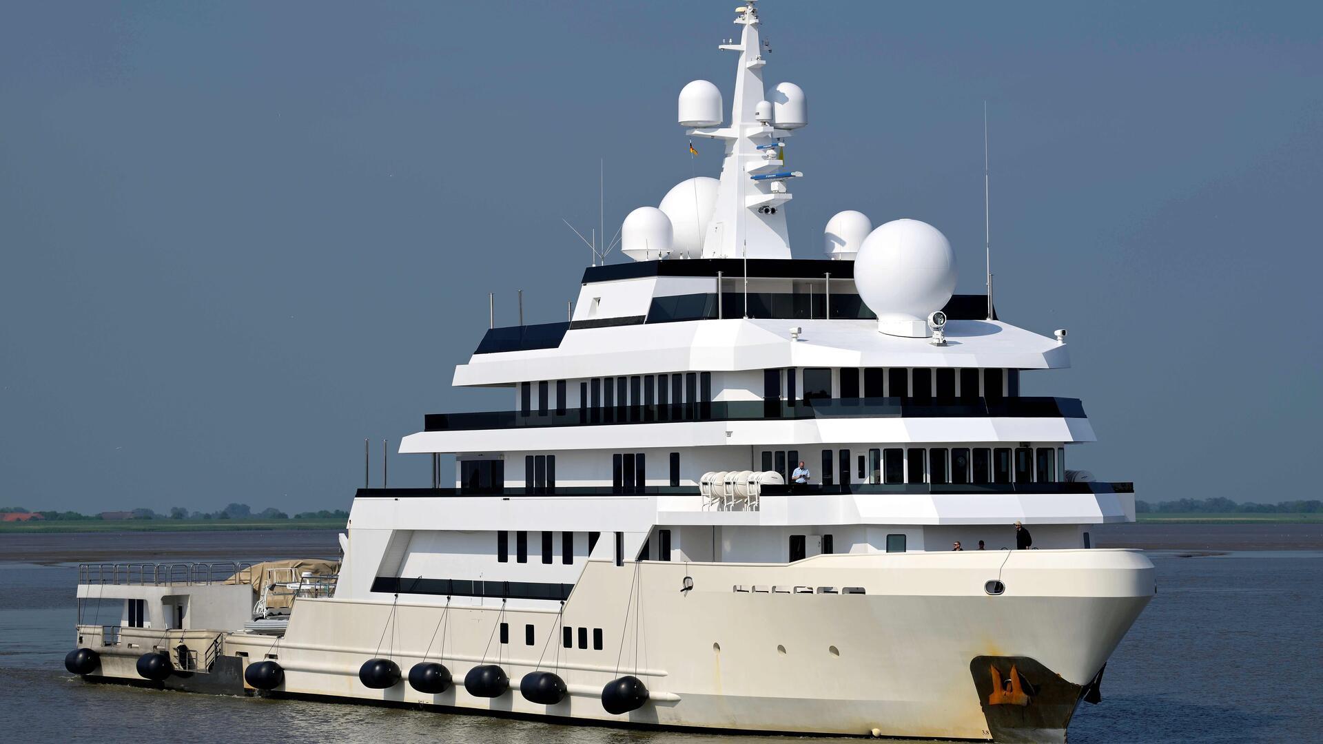 Die Megayacht „Voyager“ wurde inzwischen im Trockendock VI von Bredo Dry Docks am Südende vom Kaiserhafen III trocken gestellt.