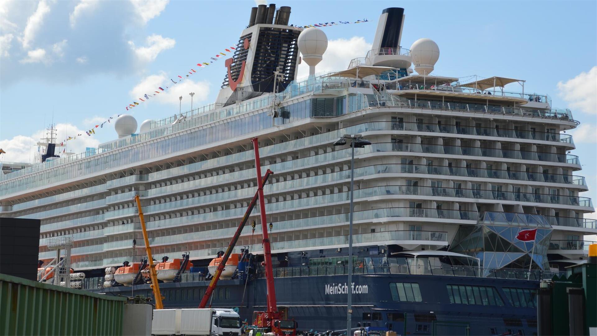 Die „Mein Schiff 3“ von Tui Cruises am Kreuzfahrtterminal in Bremerhaven.