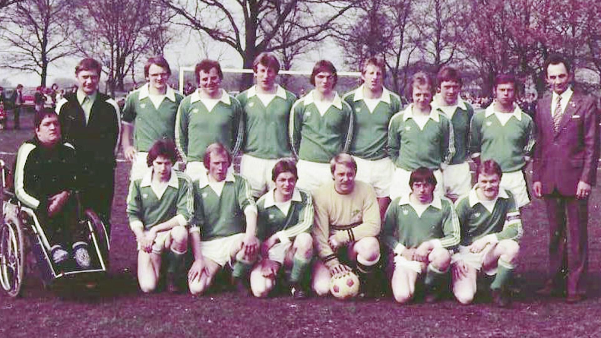 Die Meisterelf des SV Anderlingen von 1978: (hinten, von links) Betreuer Werner Wölk, Klaus Burfeindt, Wilfried Müller, Hinrich Heins, Rainer Metzmacher, Georg Heins, Günter Michaelis, Heiner Stache, Emil Schöck und Ludwig Rehfinger sowie (vorn, von links) im Rollstuhl Achim Klindworth, Hans-Jürgen Steffens, Hans-Peter Ahrens, Willi Ahrens, Luit de Vries, Reinhard Tomforde und Hansi Wichern.