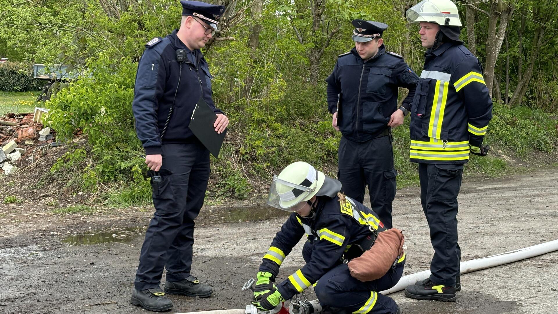 Die Melderin muss Wasser marsch auf alle Rohre am Verteiler geben unter den Augen der Ausbilder.